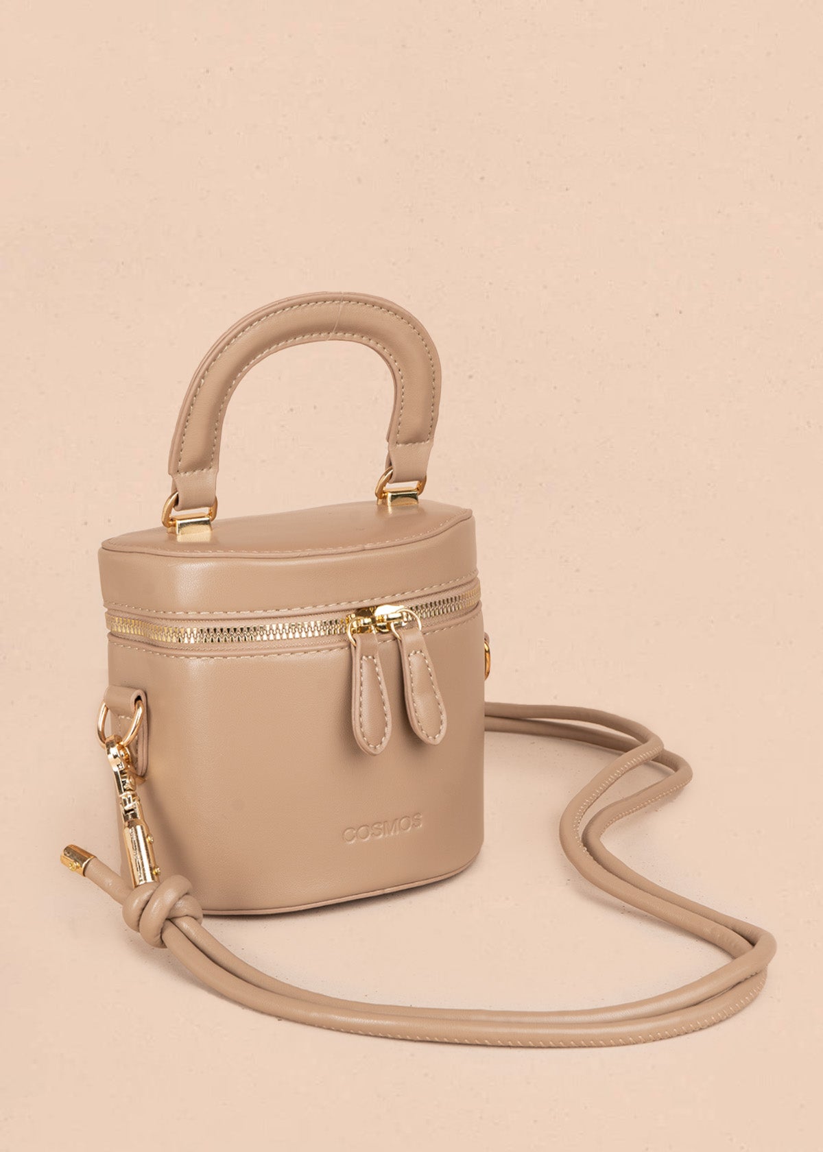 Bolso manos libres color moca diseño tipo mini baúl 106346