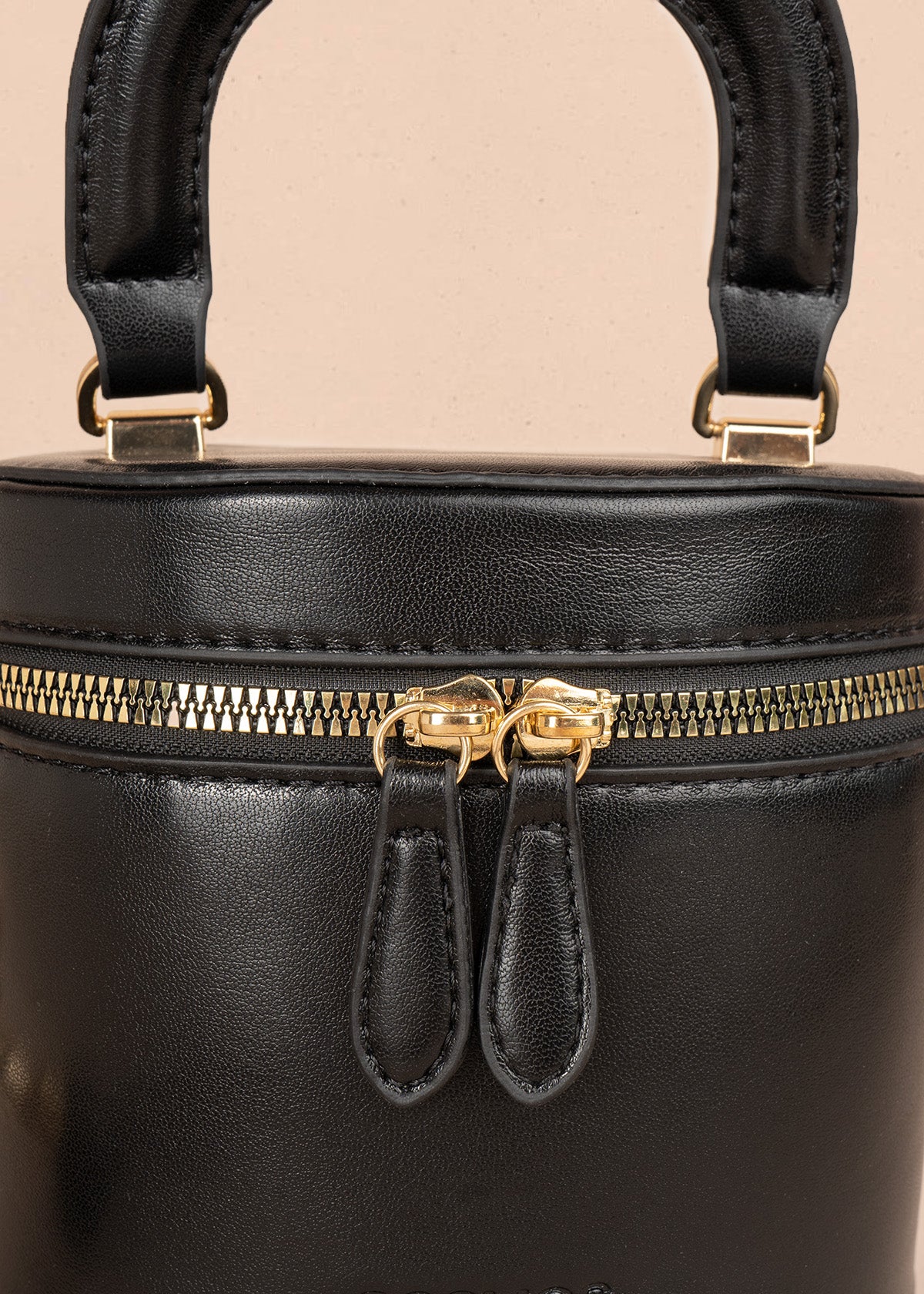 Bolso manos libres color negro diseño tipo mini baúl 106346