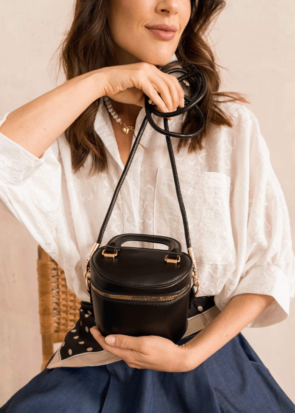 Bolso manos libres color negro diseño tipo mini baúl 106346