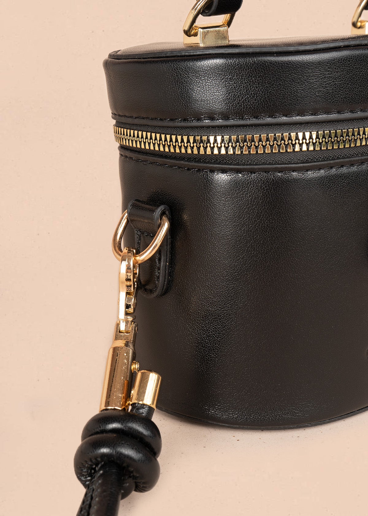 Bolso manos libres color negro diseño tipo mini baúl 106346