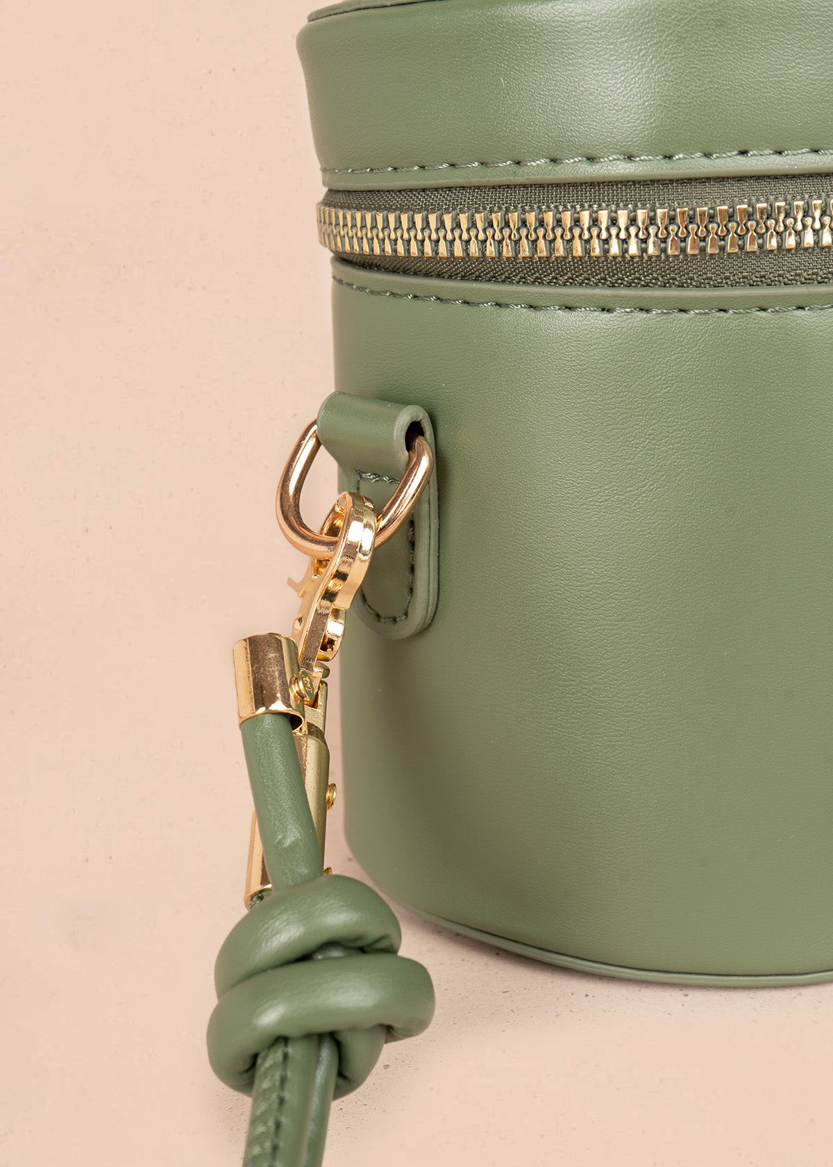 Bolso manos libres color verde diseño tipo mini baúl 106346