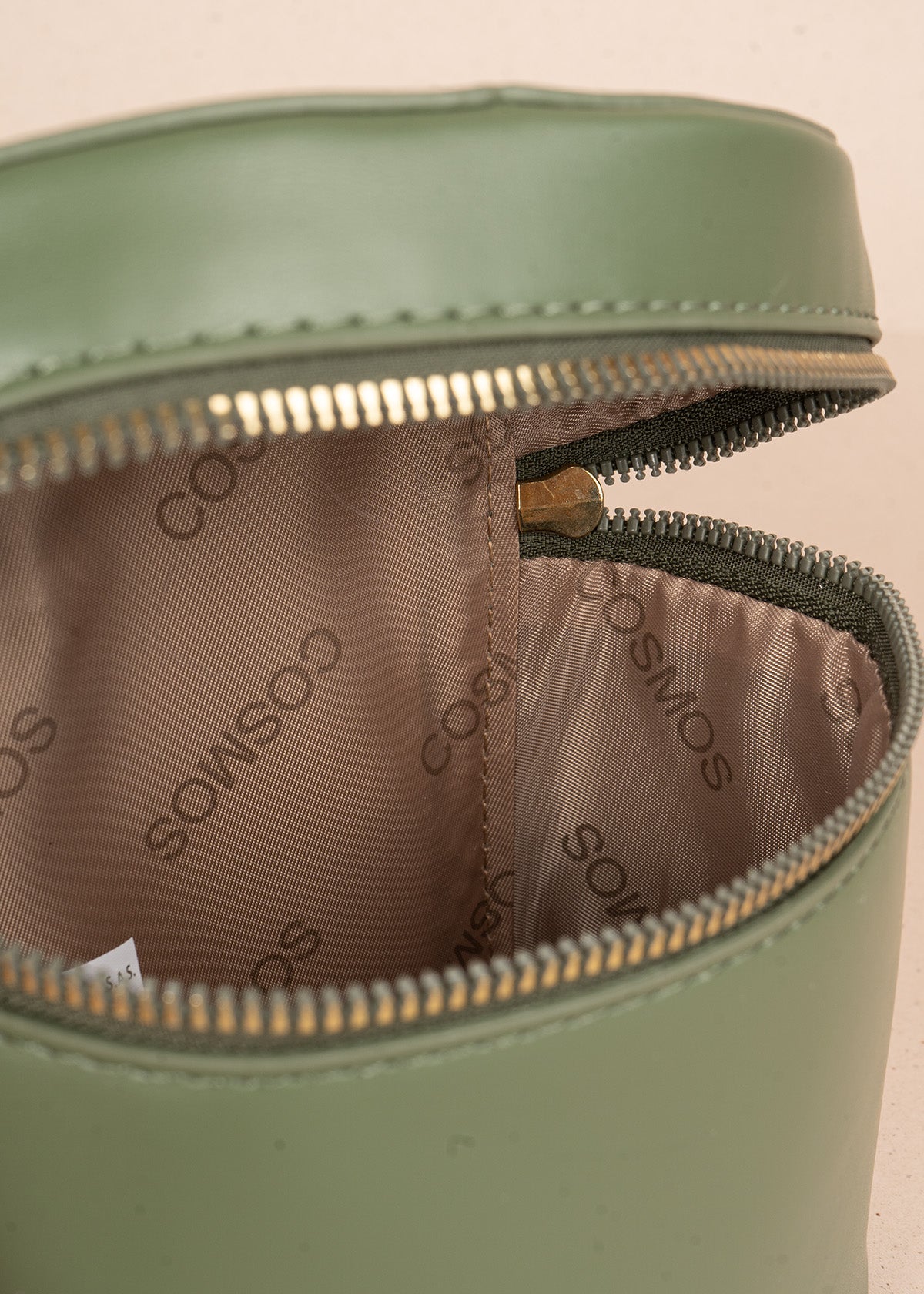 Bolso manos libres color verde diseño tipo mini baúl 106346