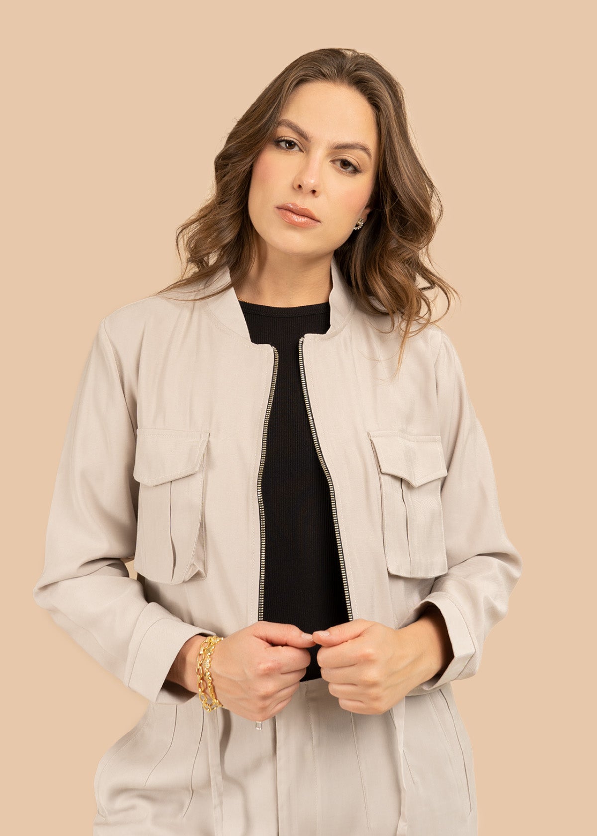 Chaqueta color caqui estilo corto con lazo ajustable en cintura 106350