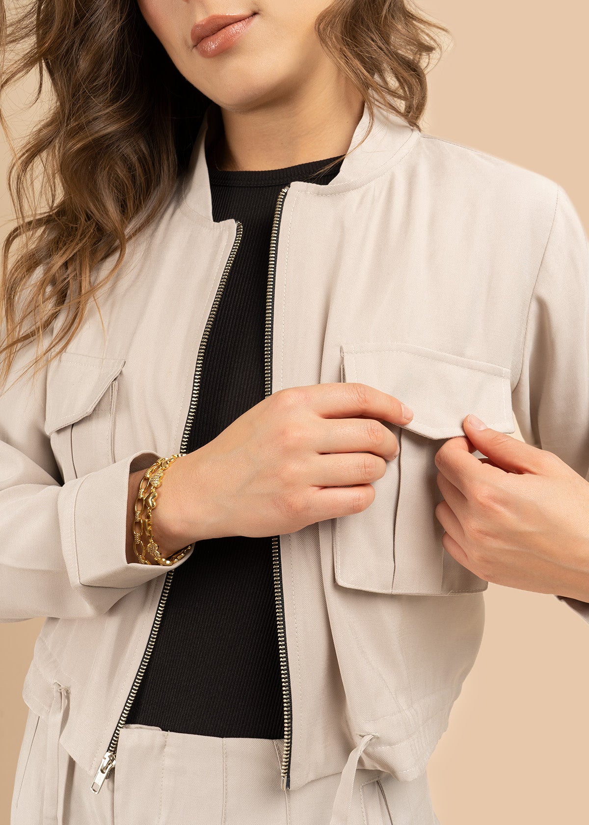 Chaqueta color caqui estilo corto con lazo ajustable en cintura 106350