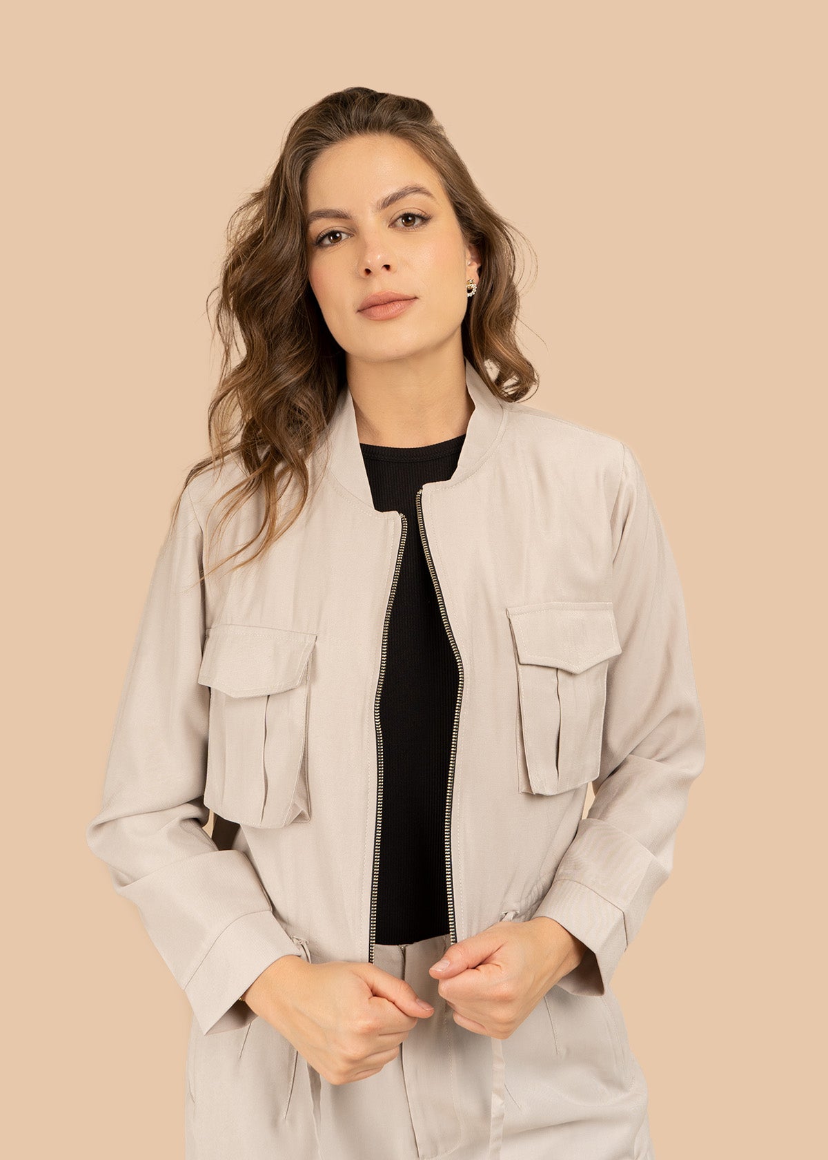 Chaqueta color caqui estilo corto con lazo ajustable en cintura 106350