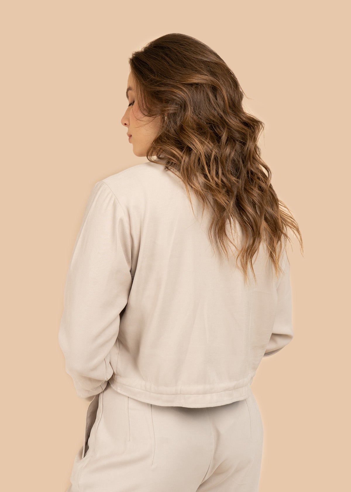 Chaqueta color caqui estilo corto con lazo ajustable en cintura 106350