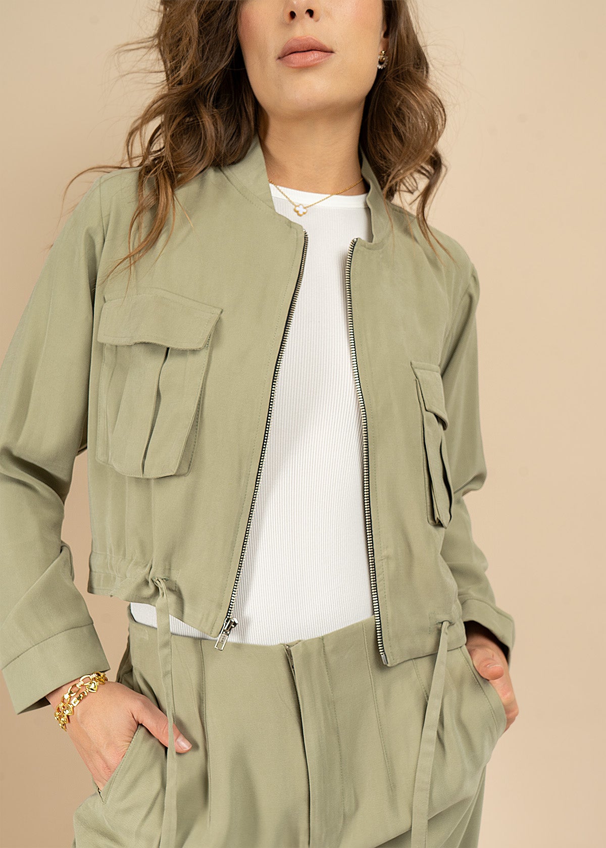 Chaqueta color verde estilo corto con lazo ajustable en cintura 106350