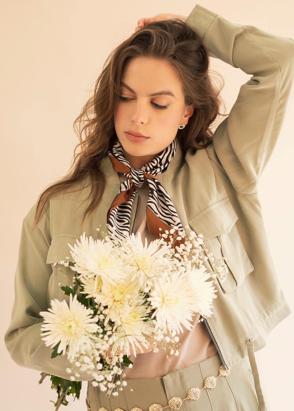 Chaqueta color verde estilo corto con lazo ajustable en cintura 106350