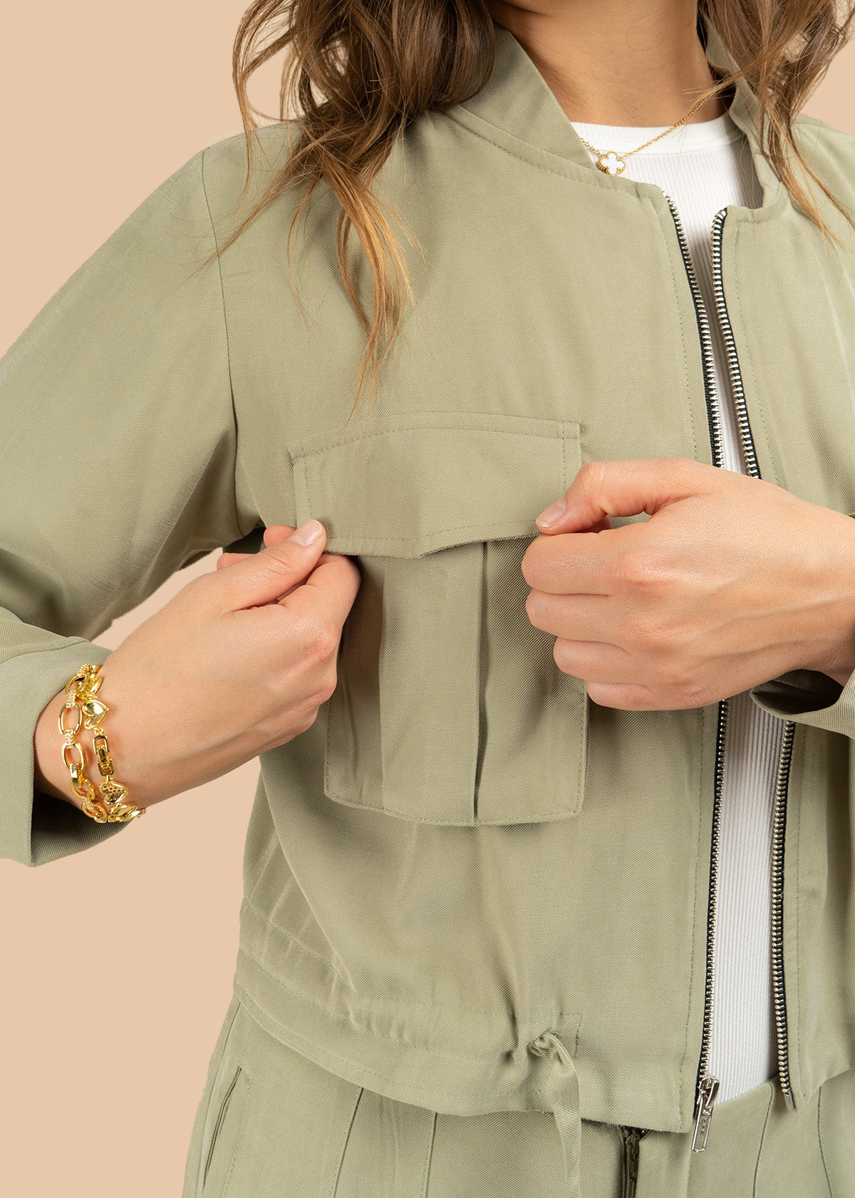 Chaqueta color verde estilo corto con lazo ajustable en cintura 106350
