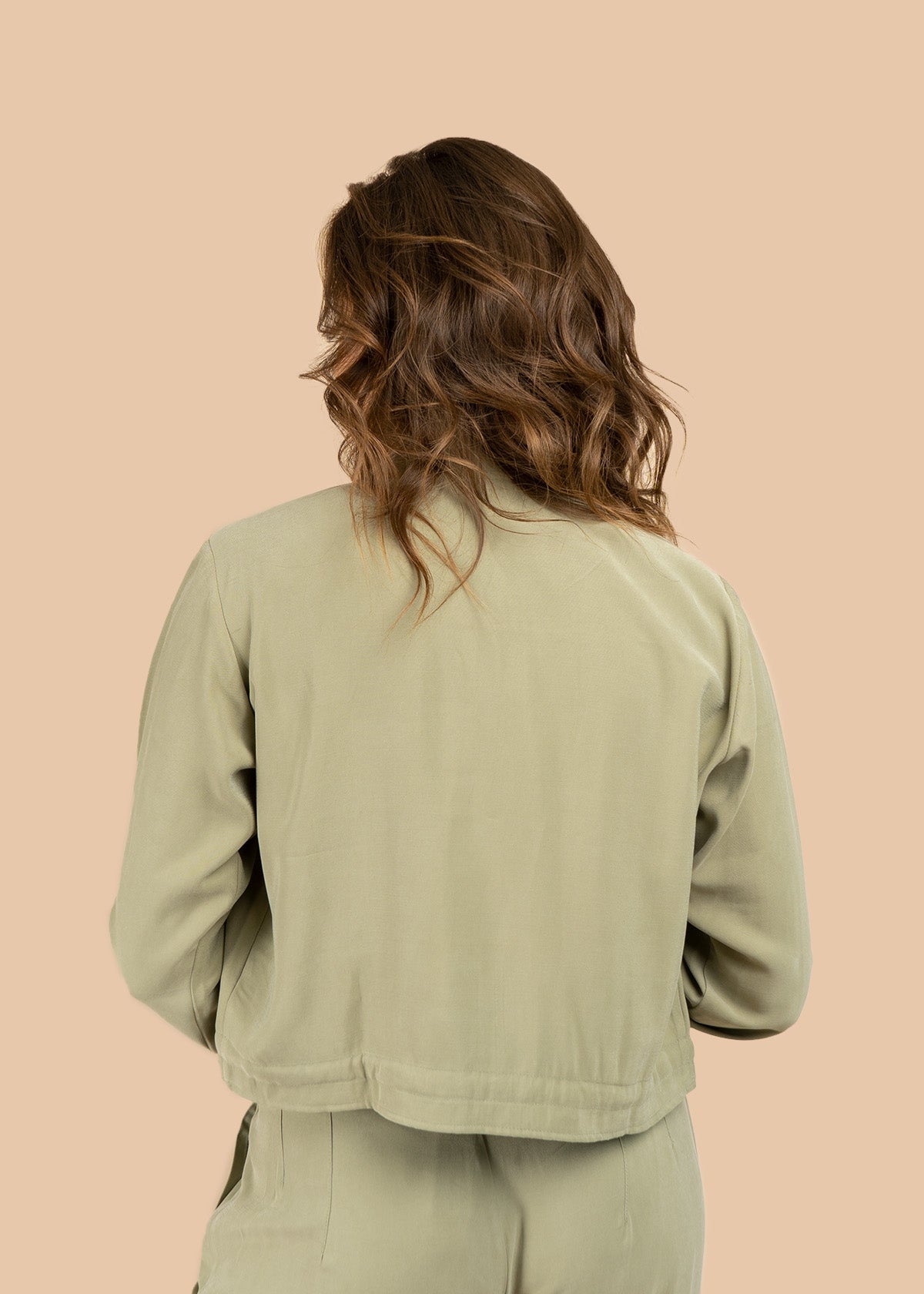 Chaqueta color verde estilo corto con lazo ajustable en cintura 106350