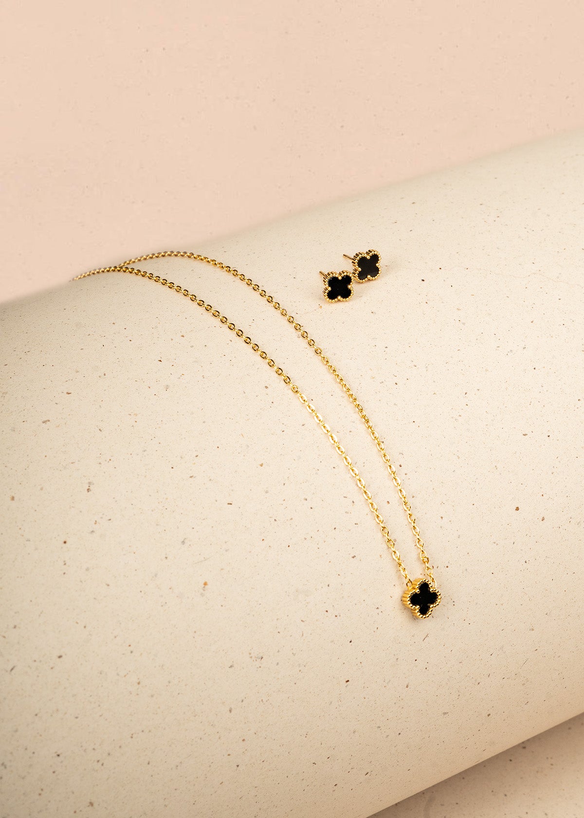 Set collar + aretes de trébol mini color negro 106354