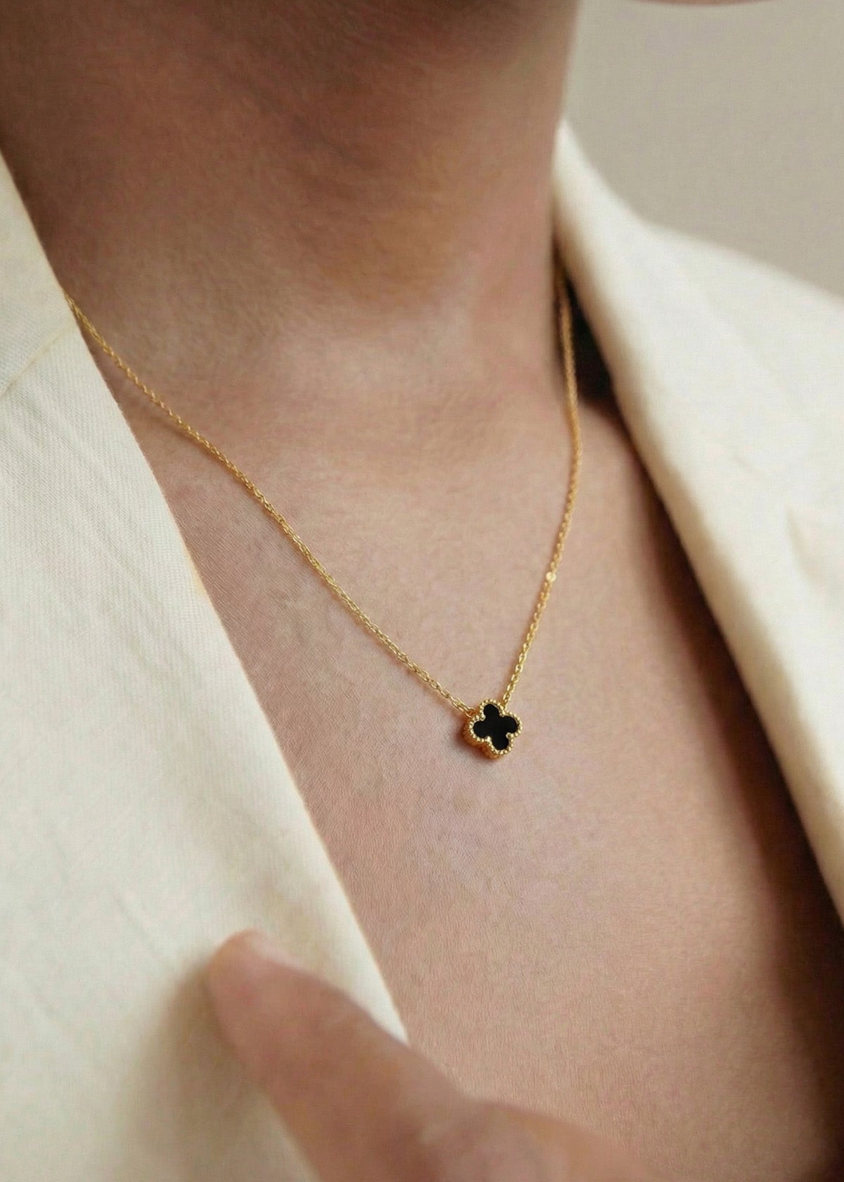 Set collar + aretes de trébol mini color negro 106354