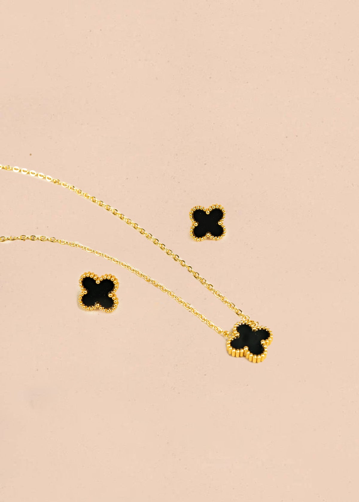 Set collar + aretes de trébol midi color negro 106356