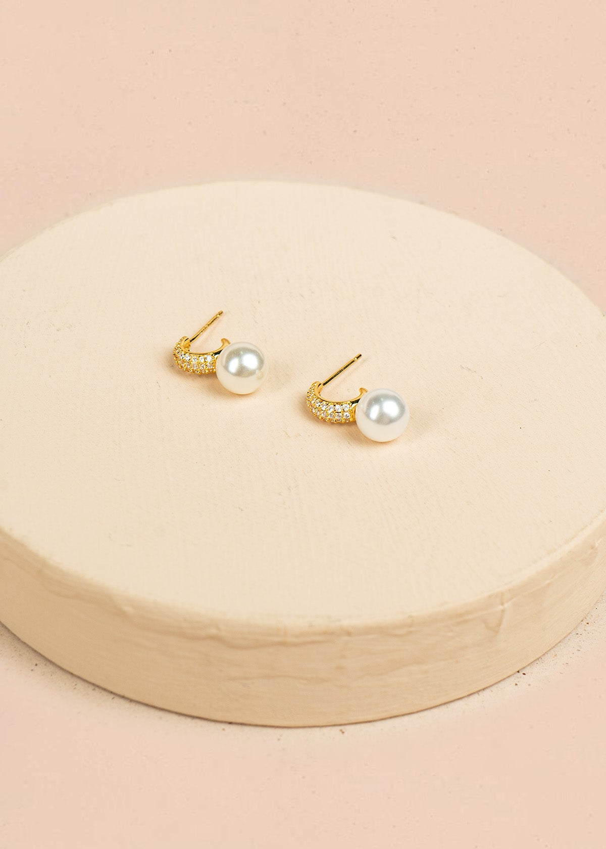 Aretes color dorado con perlas 106363