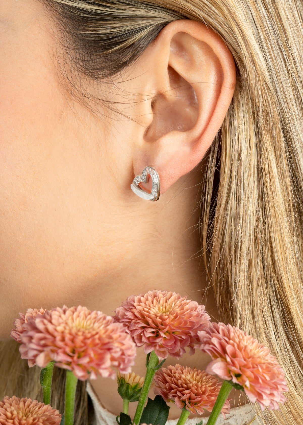 Aretes color plata en forma de corazón 106365