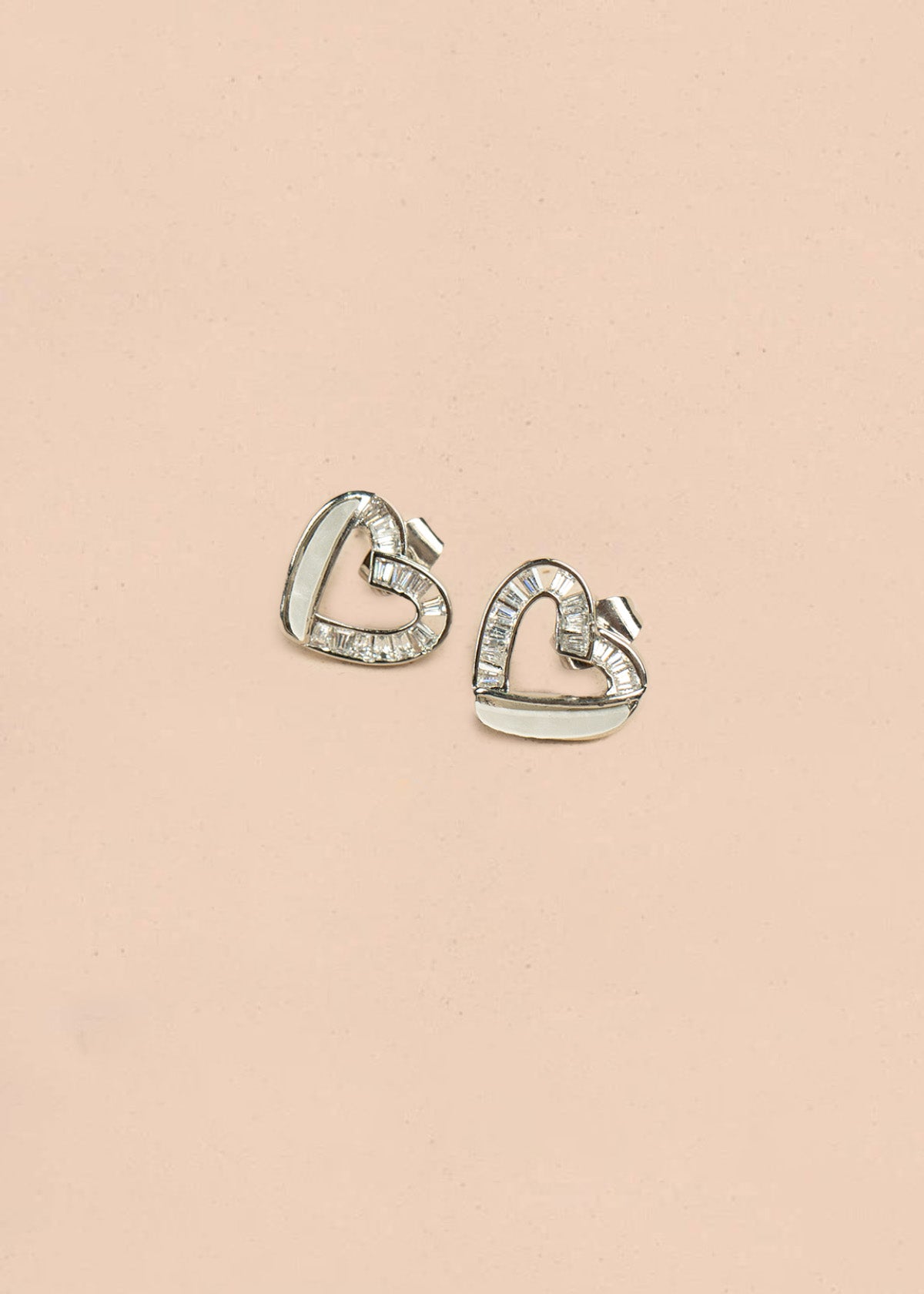 Aretes color plata en forma de corazón 106365