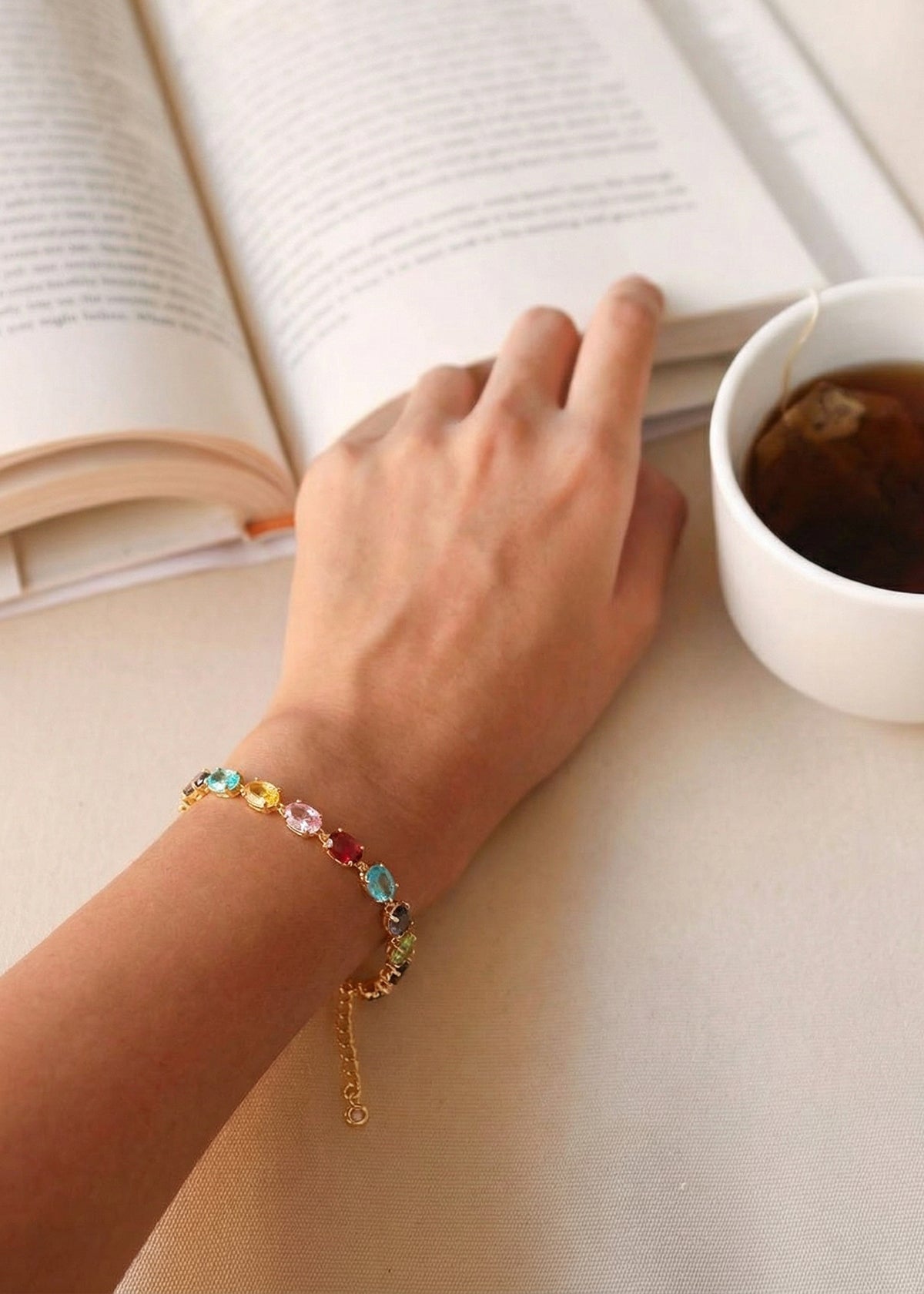 Pulsera con cristales multicolor y cadena dorada 106373