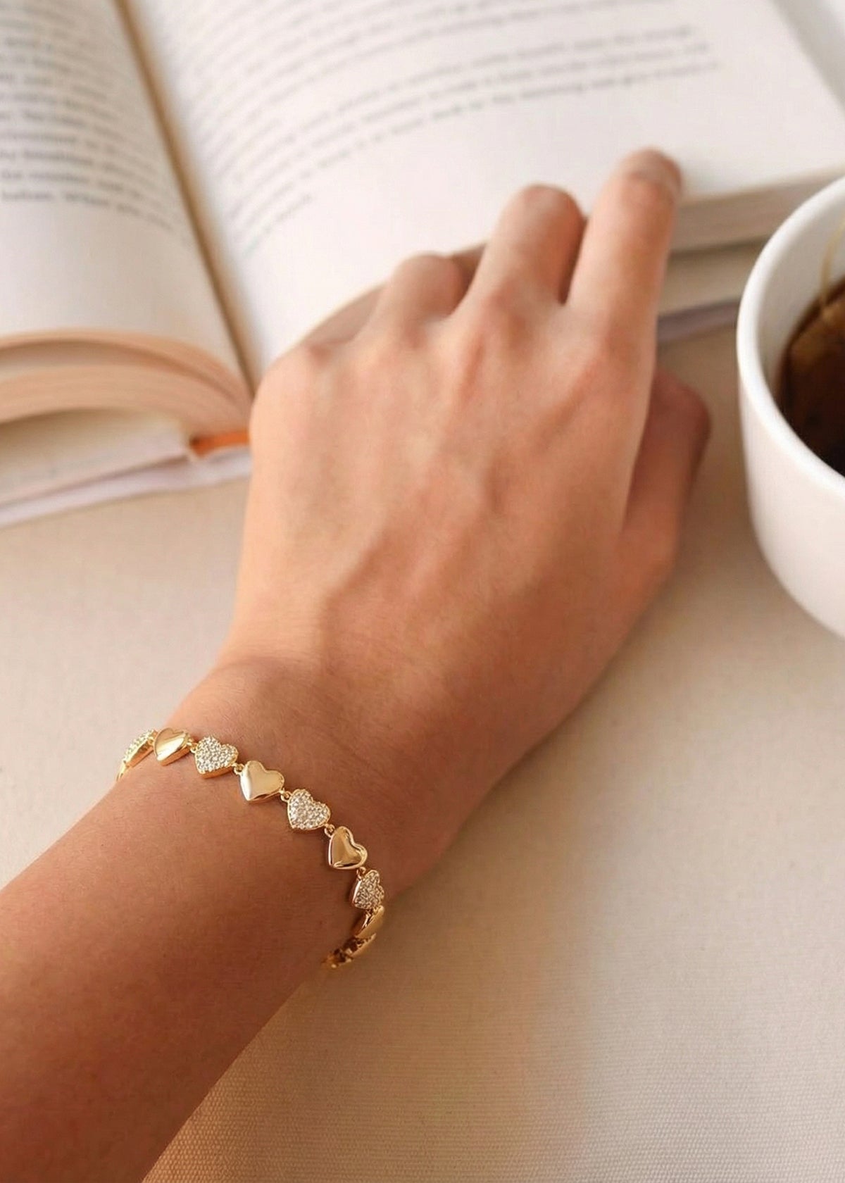 Pulsera color dorado con dijes de corazón 106374