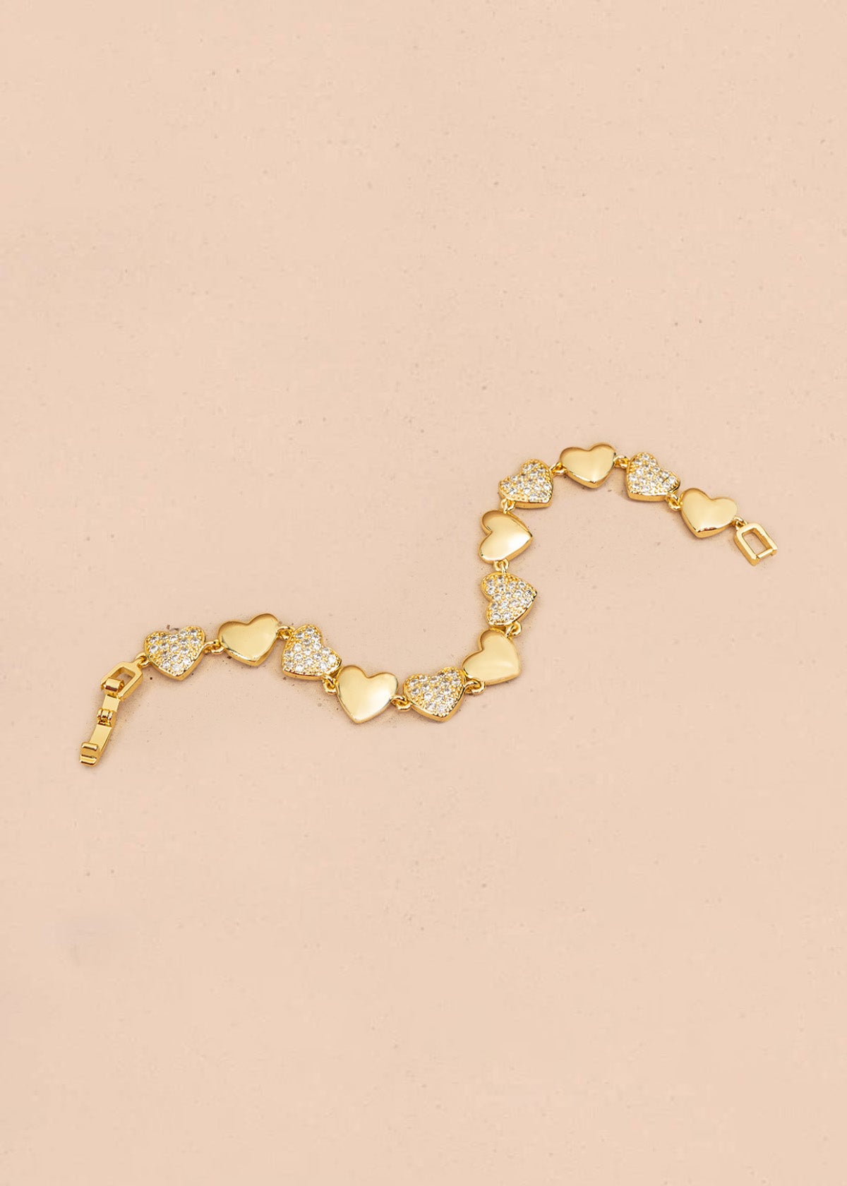 Pulsera color dorado con dijes de corazón 106374
