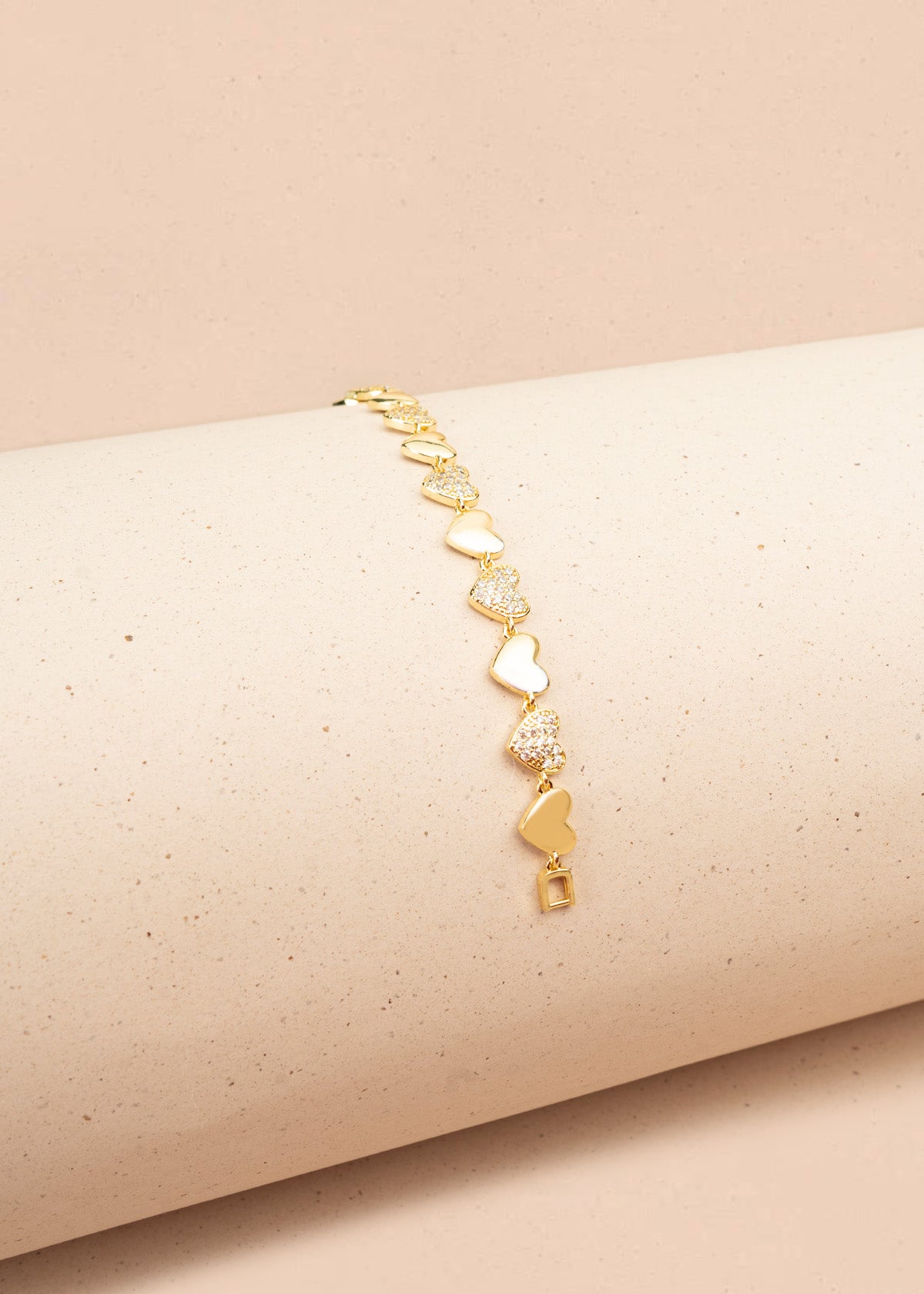 Pulsera color dorado con dijes de corazón 106374