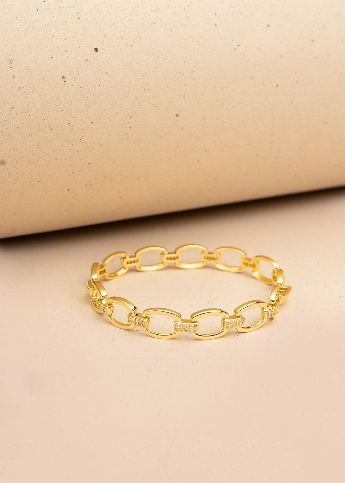 Pulsera color dorado de eslabones y detalles brillantes 106375