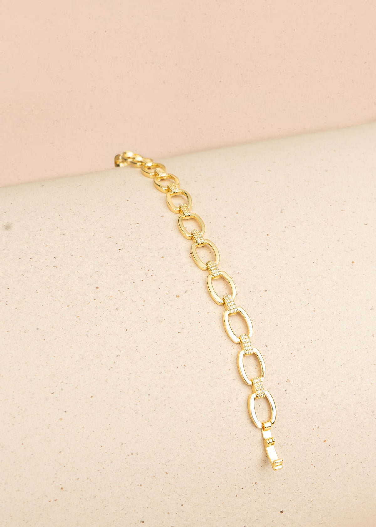 Pulsera color dorado de eslabones y detalles brillantes 106375