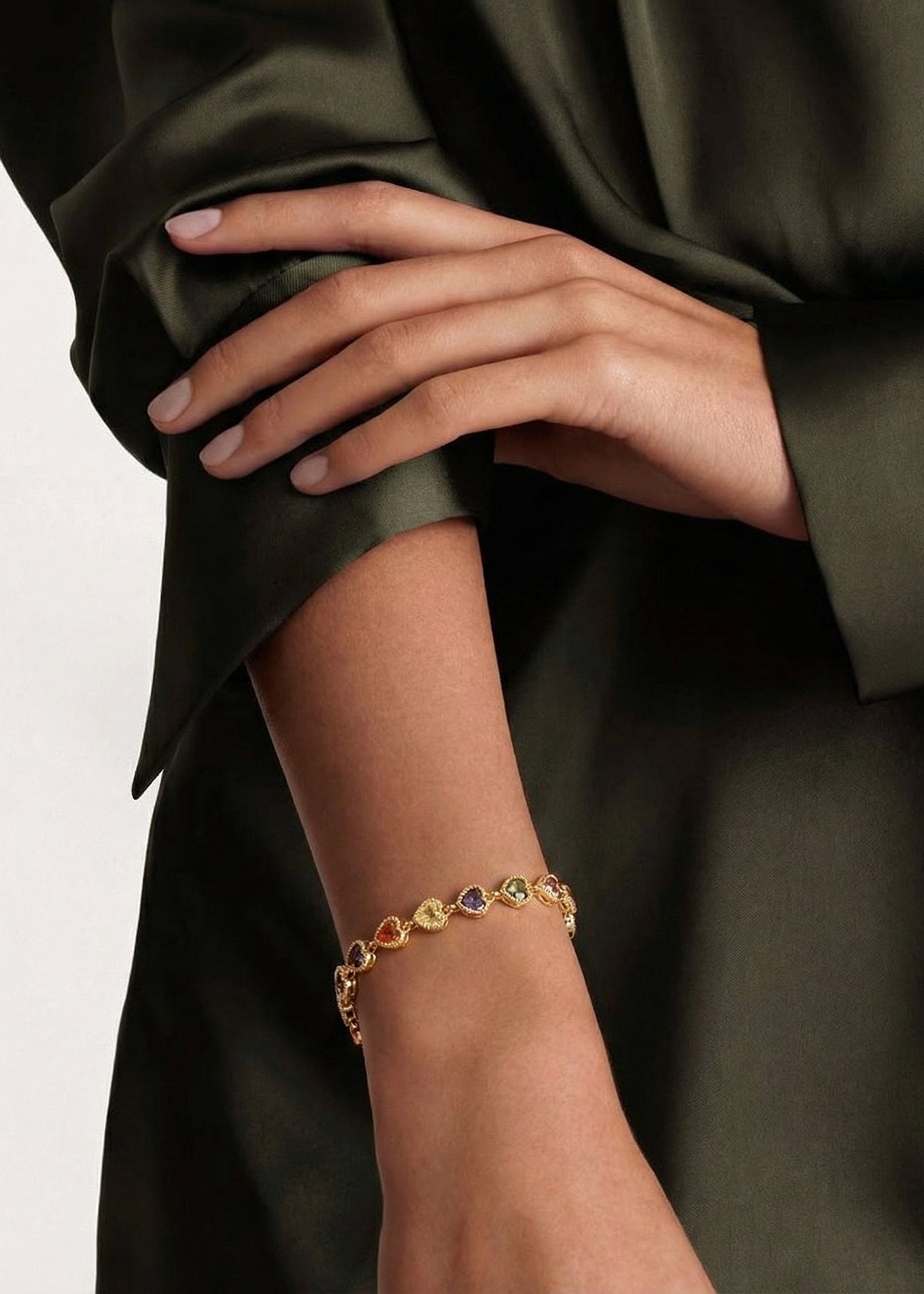 Pulsera con cristales multicolor en forma de corazón y cadena dorada 106376