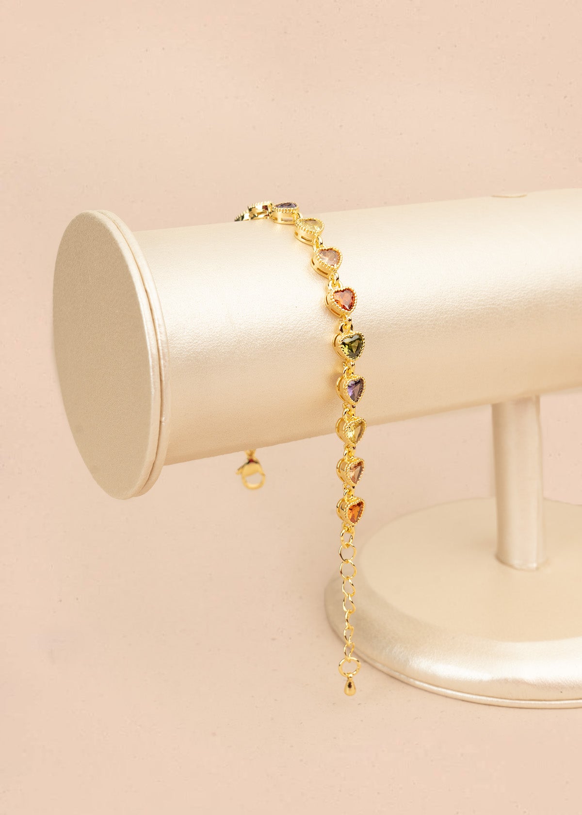 Pulsera con cristales multicolor en forma de corazón y cadena dorada 106376