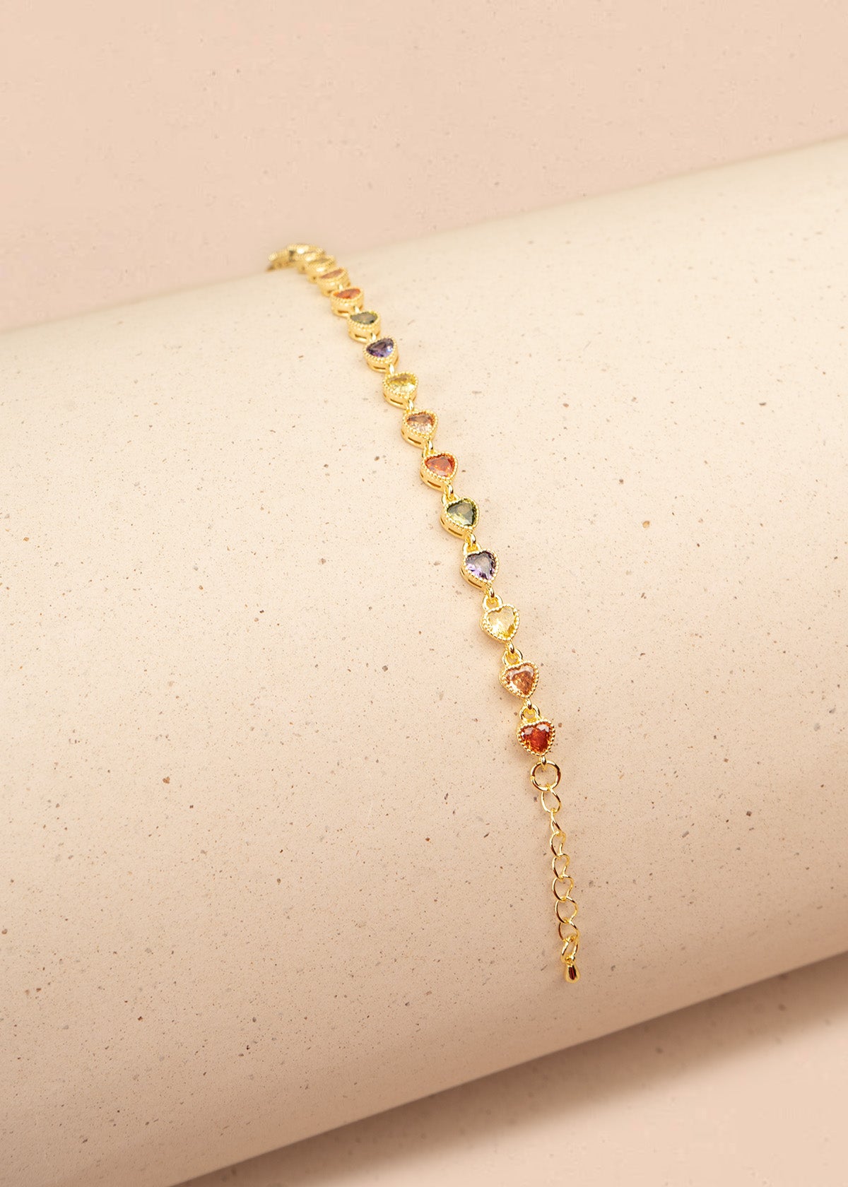 Pulsera con cristales multicolor en forma de corazón y cadena dorada 106376