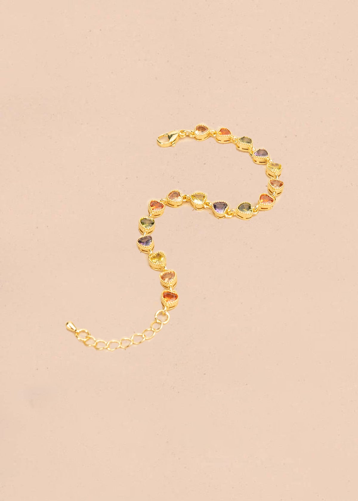 Pulsera con cristales multicolor en forma de corazón y cadena dorada 106376