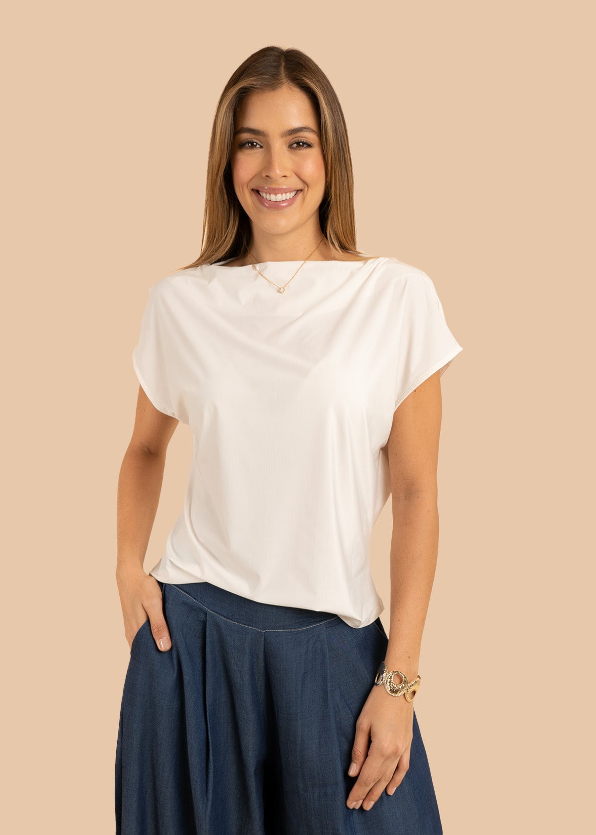 Blusa color beige con acabado suave y cuello amplio 106382