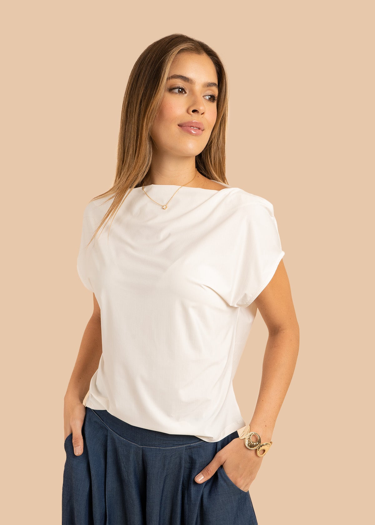 Blusa color beige con acabado suave y cuello amplio 106382