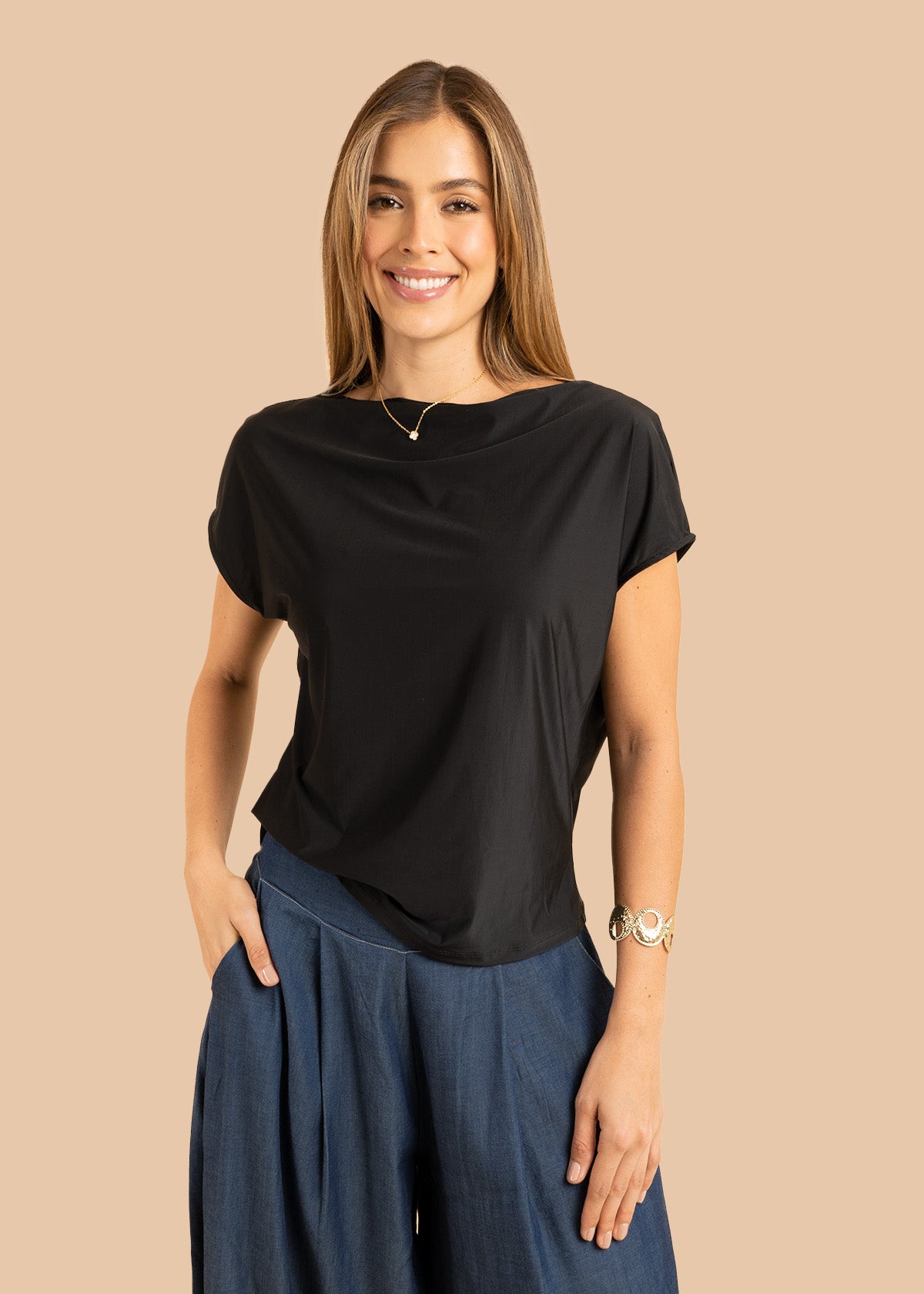 Blusa color negro con acabado suave y cuello amplio 106382