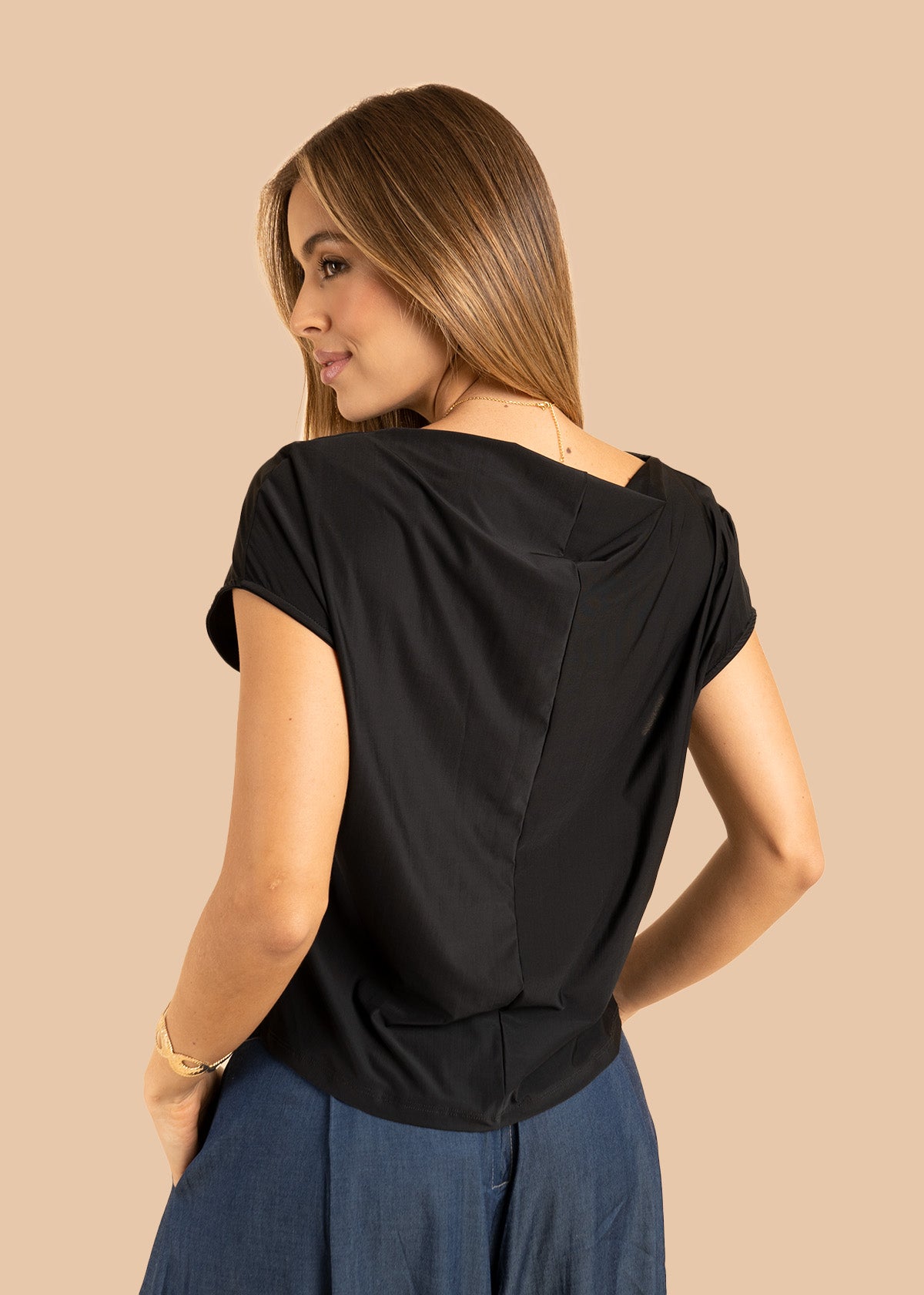 Blusa color negro con acabado suave y cuello amplio 106382