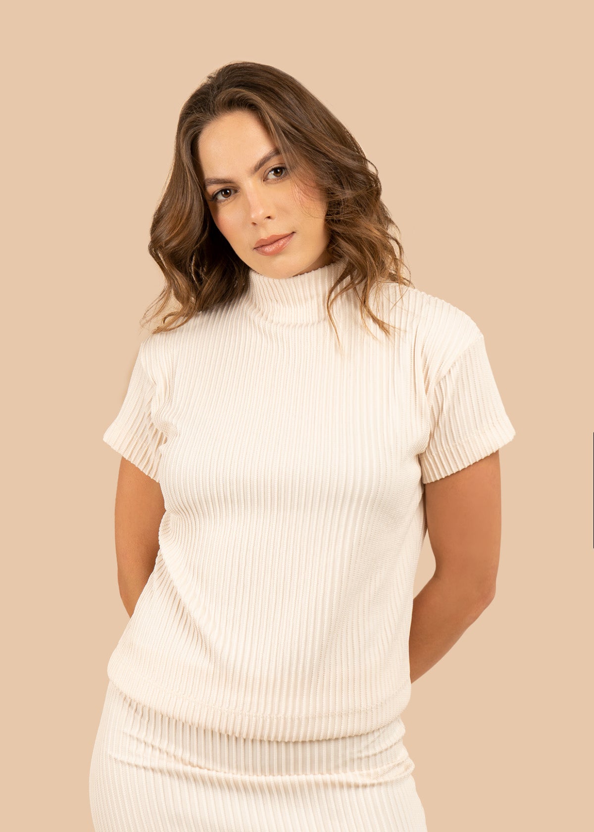 Blusa color beige con tejido acanalado y cuello alto 106384