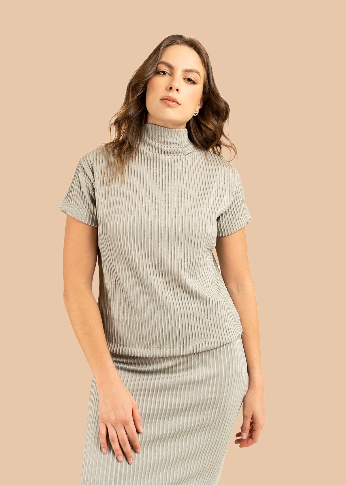 Blusa color verde con tejido acanalado y cuello alto 106384