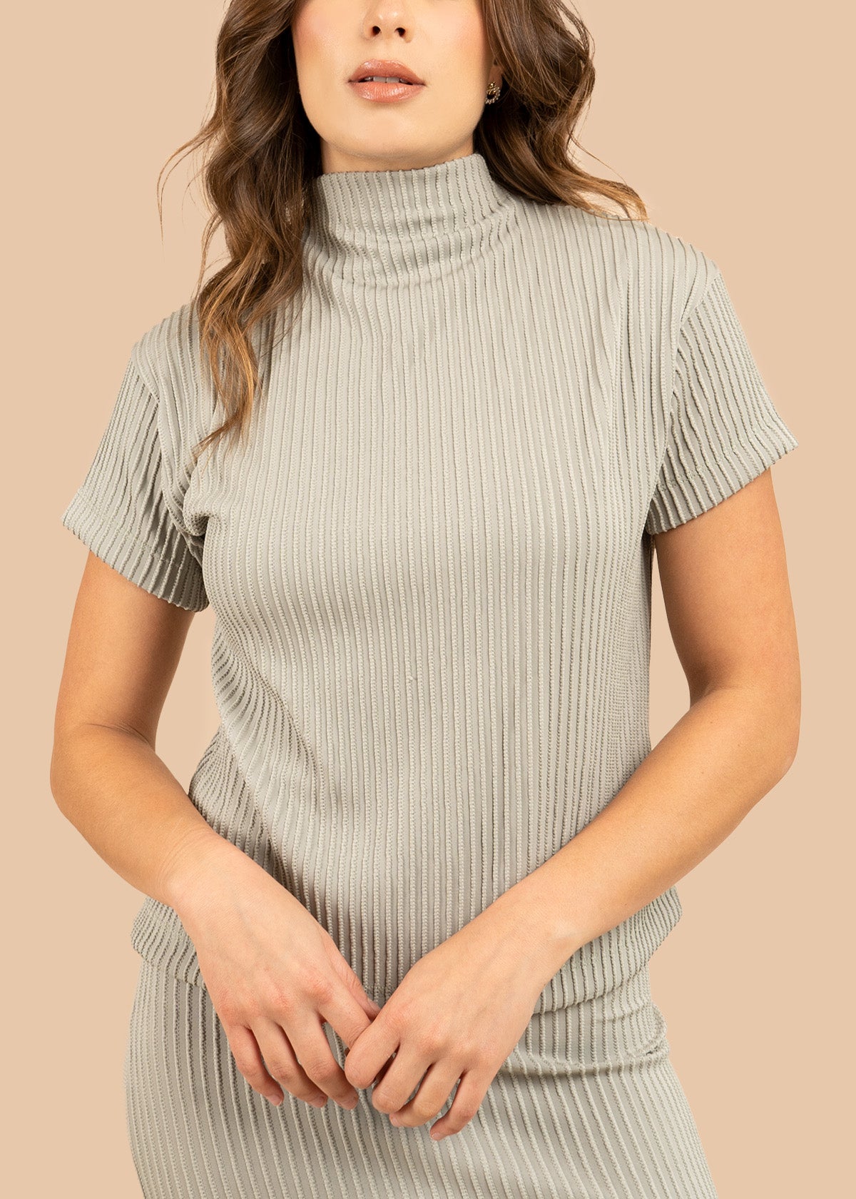 Blusa color verde con tejido acanalado y cuello alto 106384