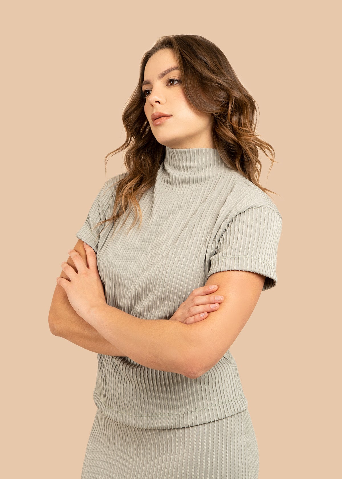 Blusa color verde con tejido acanalado y cuello alto 106384
