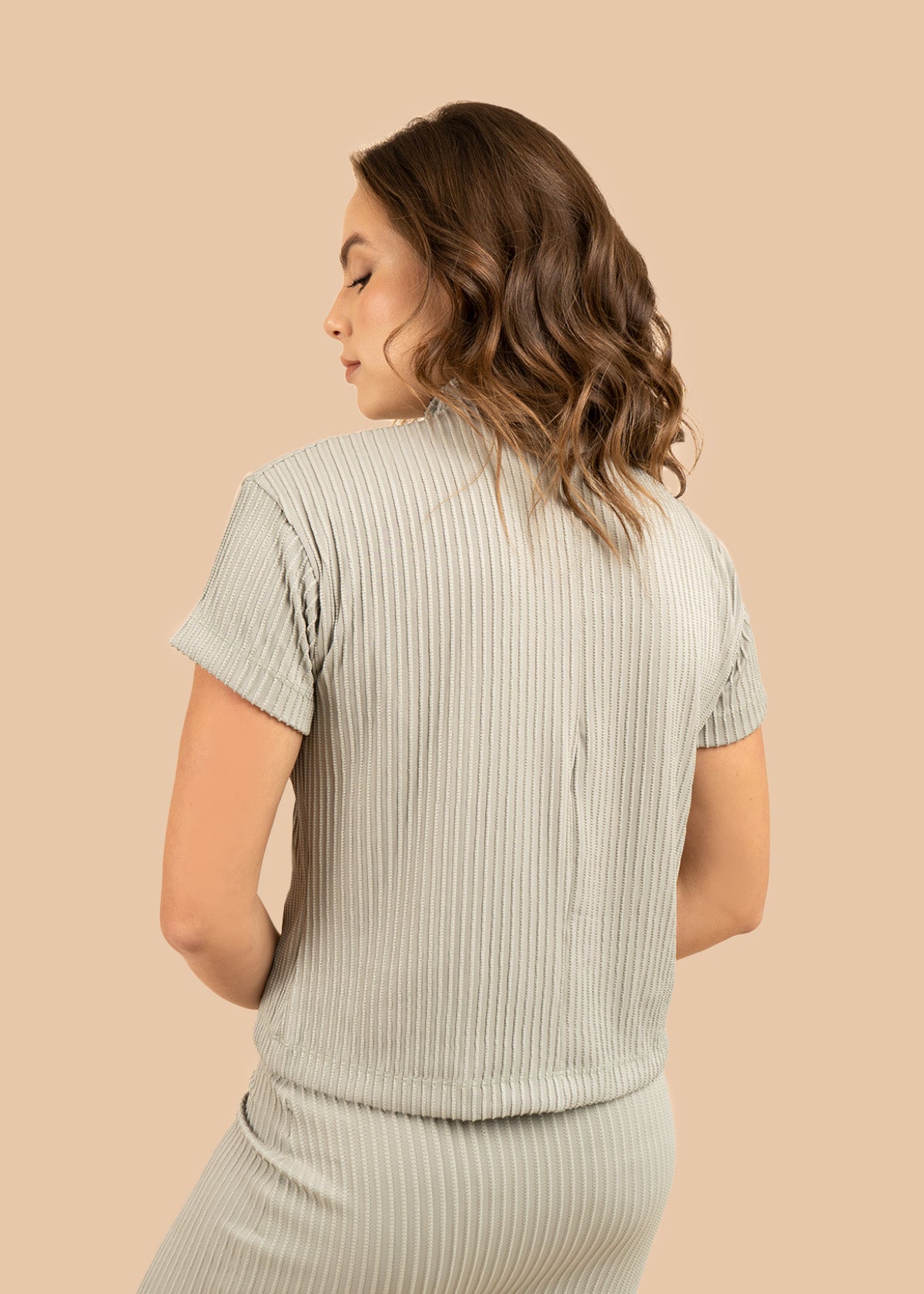 Blusa color verde con tejido acanalado y cuello alto 106384