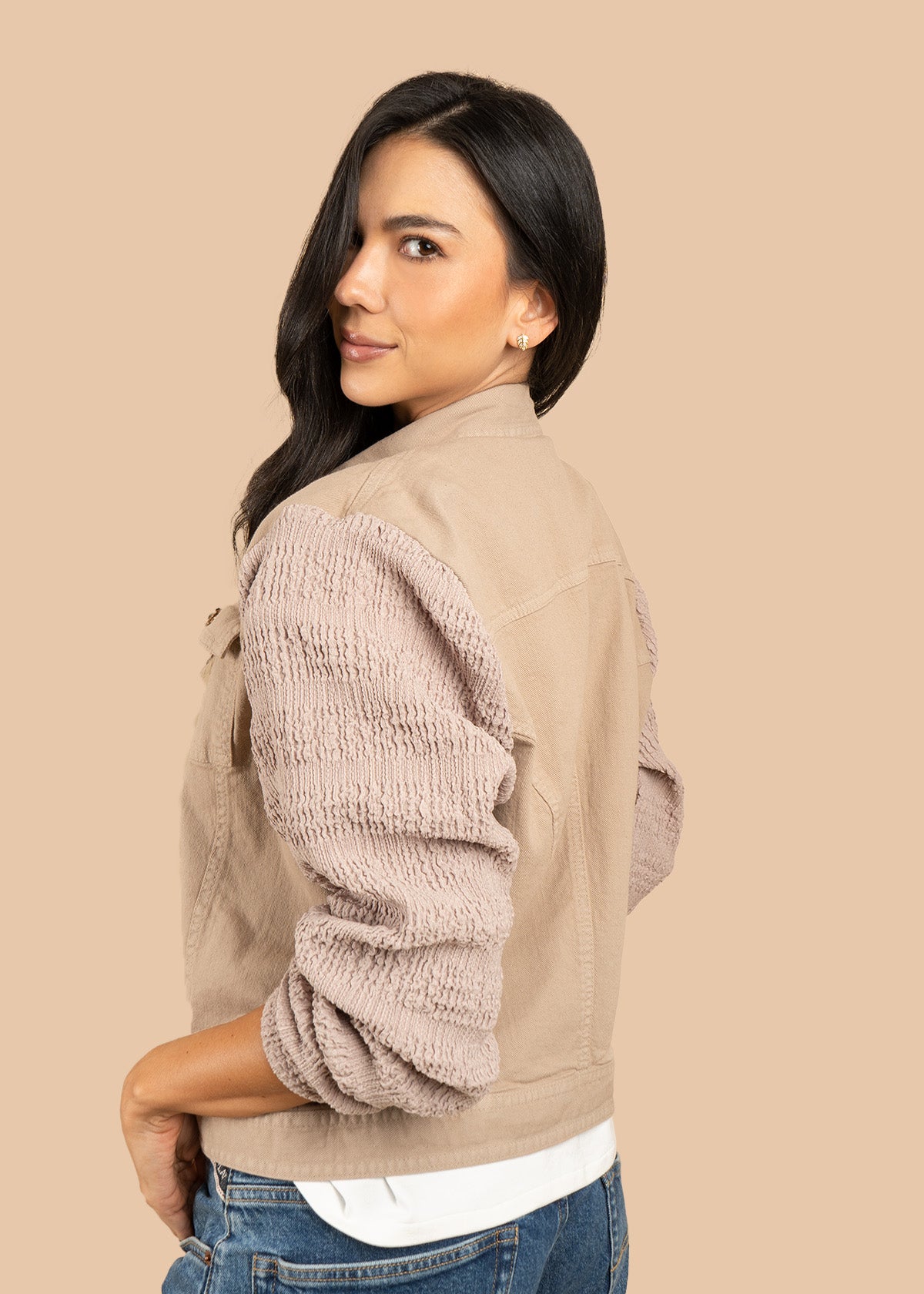 Chaqueta color beige con mangas texturizadas 106385