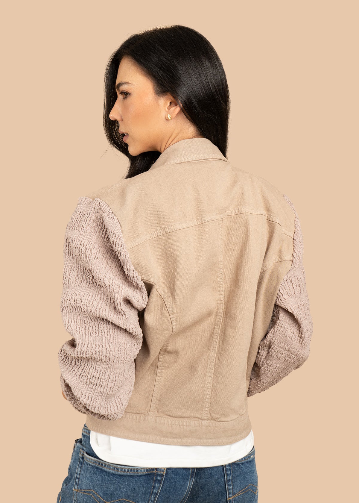 Chaqueta color beige con mangas texturizadas 106385