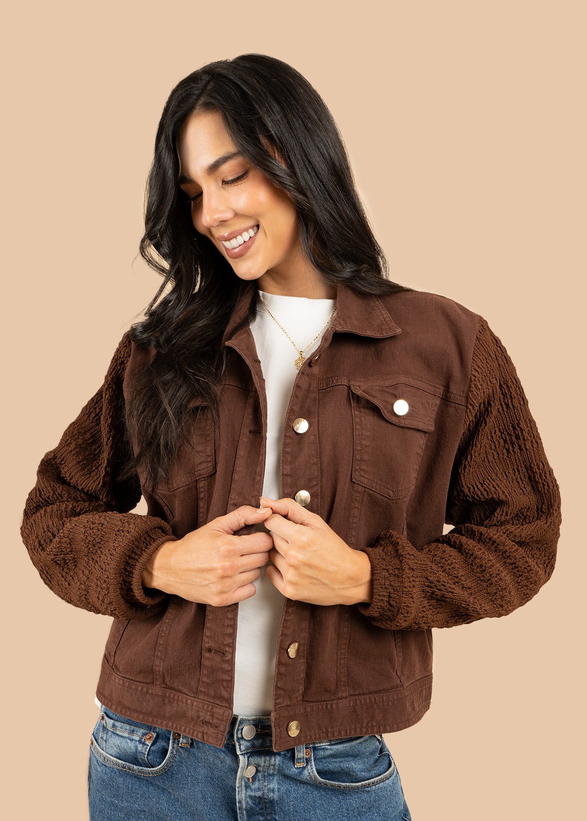 Chaqueta color chocolate con mangas texturizadas 106385