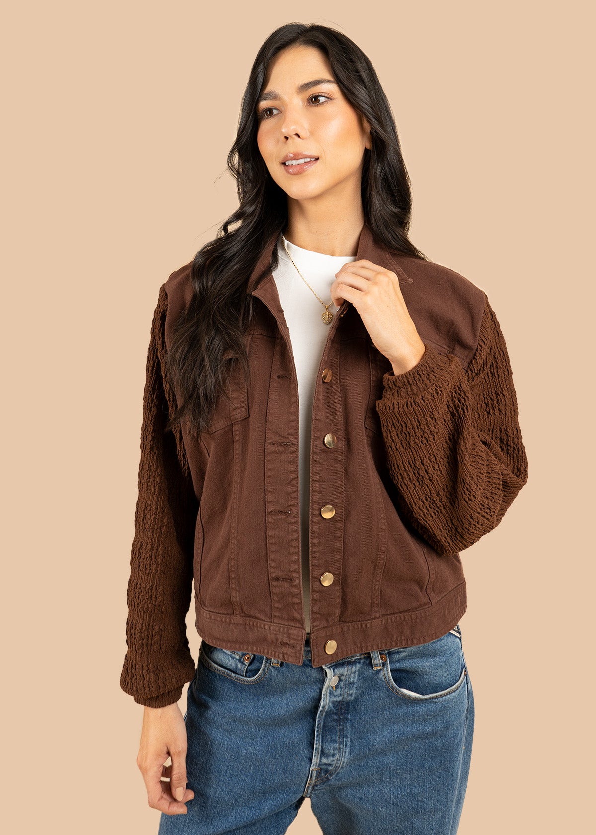 Chaqueta color chocolate con mangas texturizadas 106385