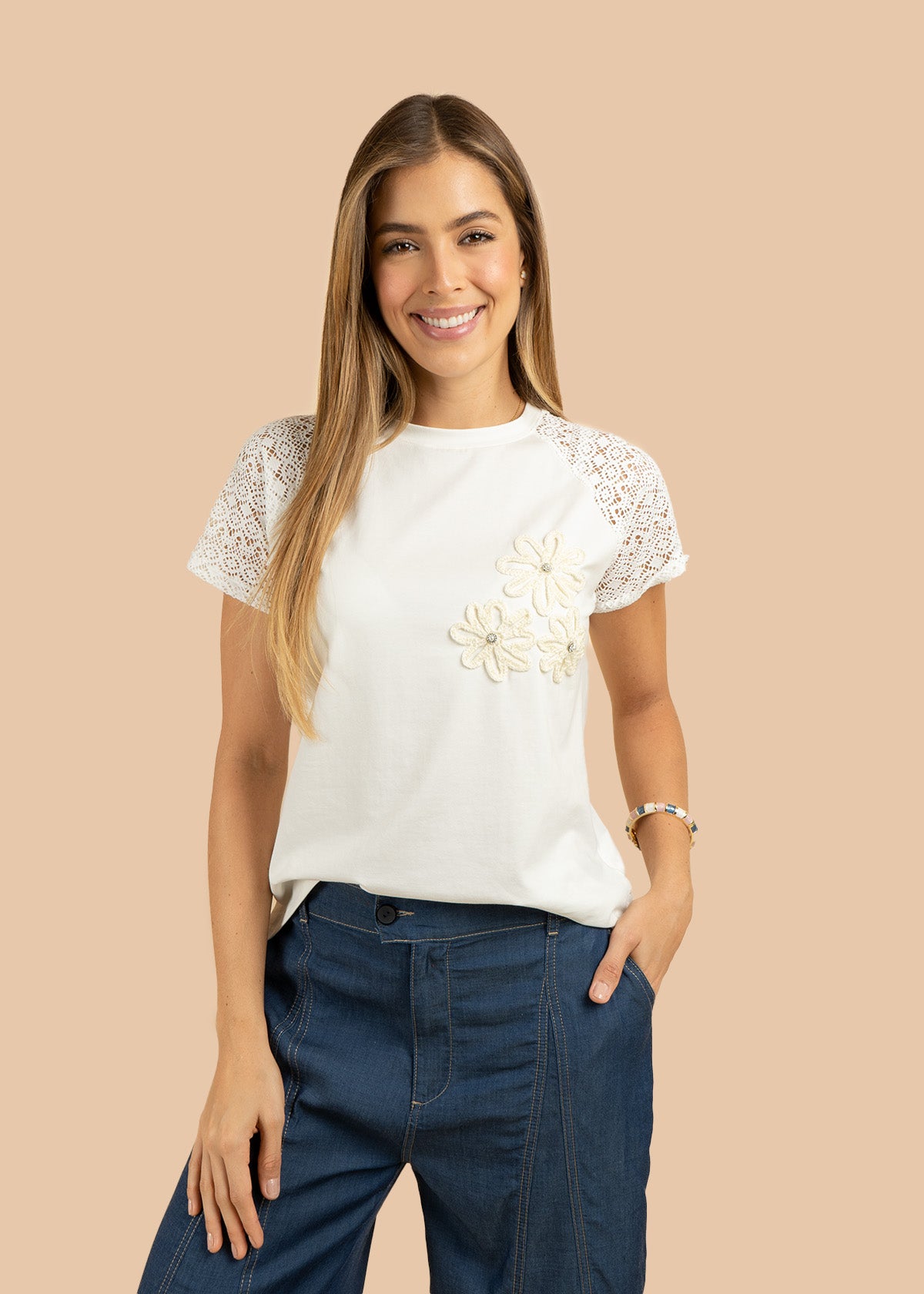 Camiseta color blanco con mangas y bordado en crochet 106387
