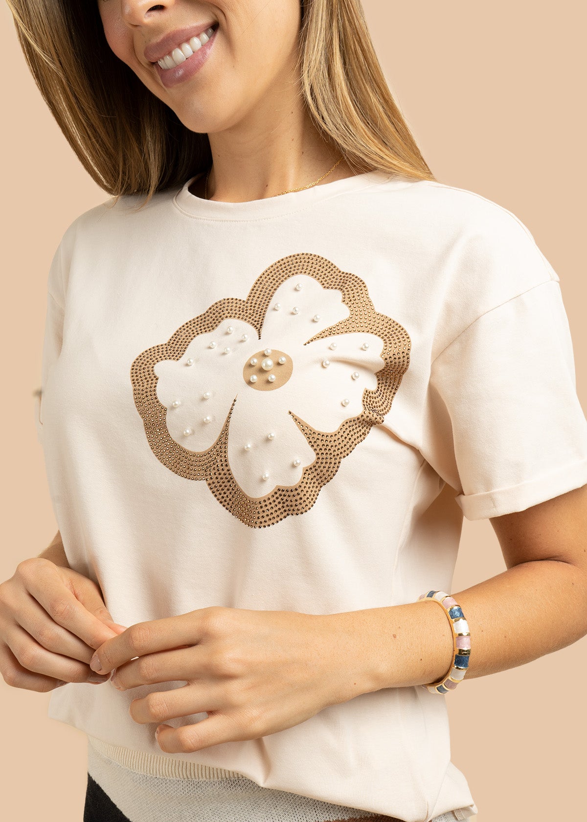 Camiseta color beige con estampado de flor y perlas 106388