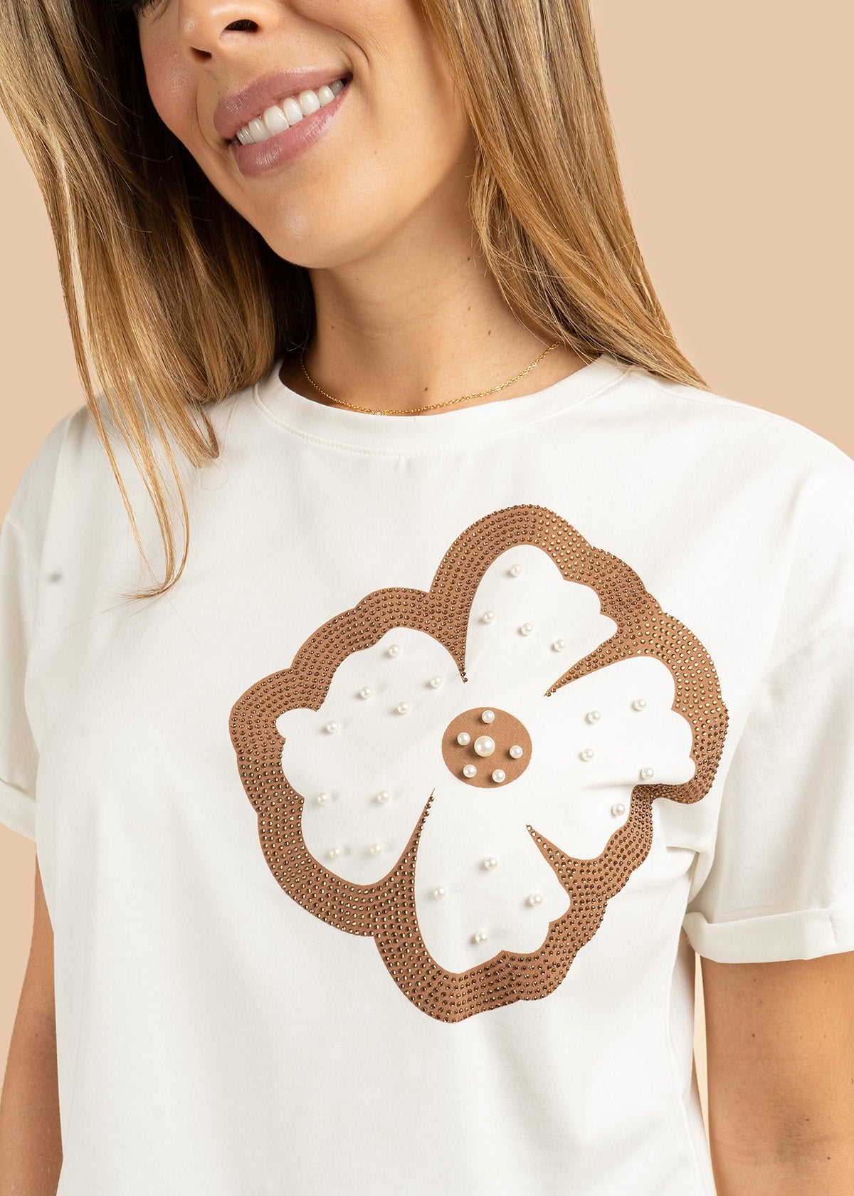 Camiseta color blanco con estampado de flor y perlas 106388