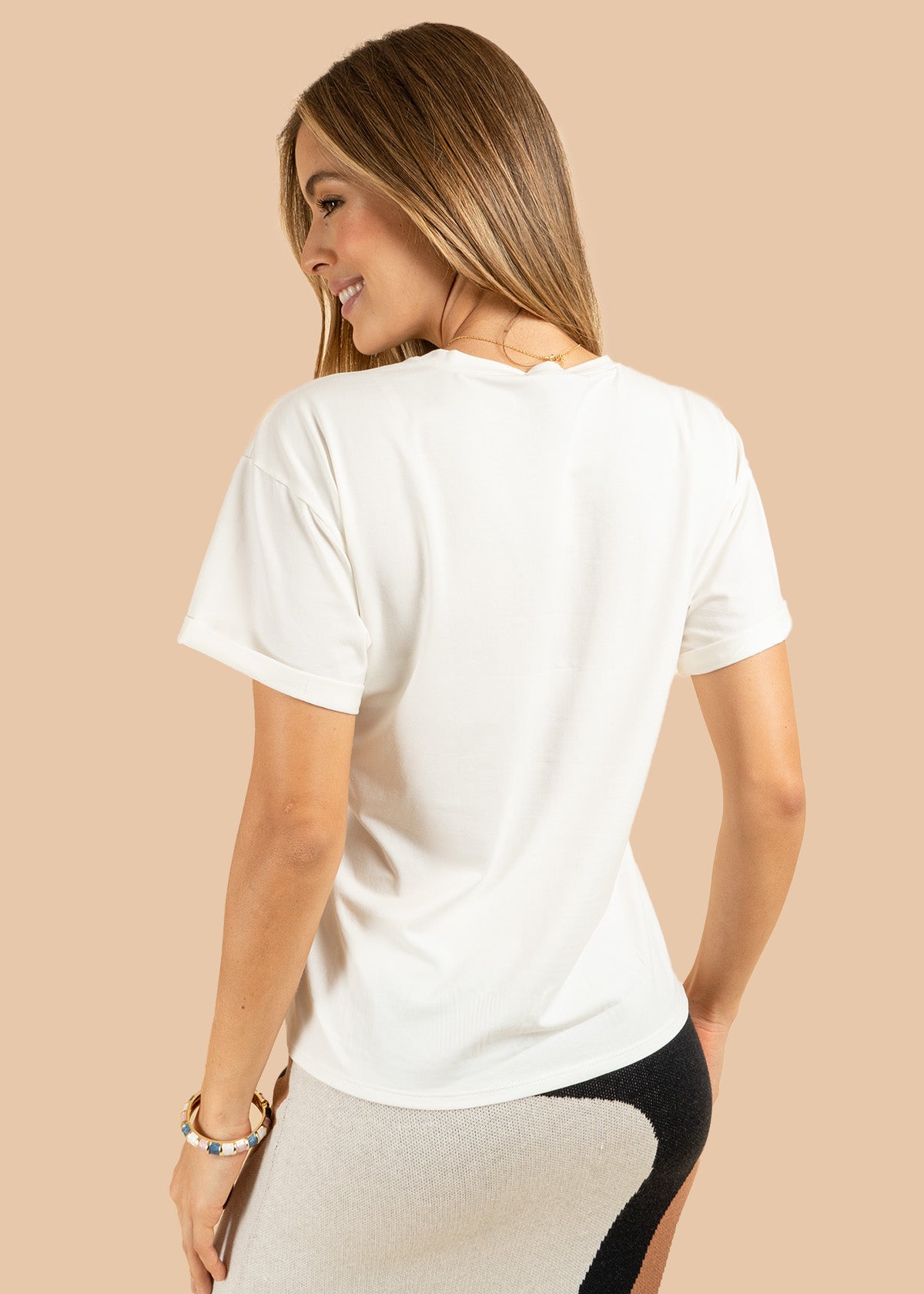 Camiseta color blanco con estampado de flor y perlas 106388