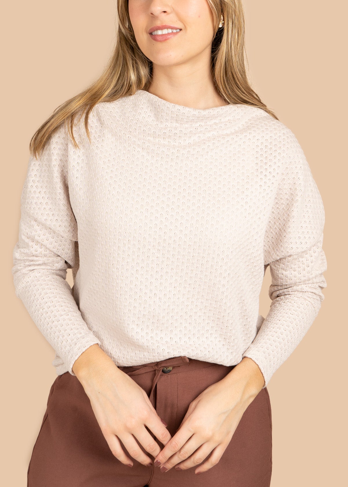 Blusa color beige tejida y manga larga 106389