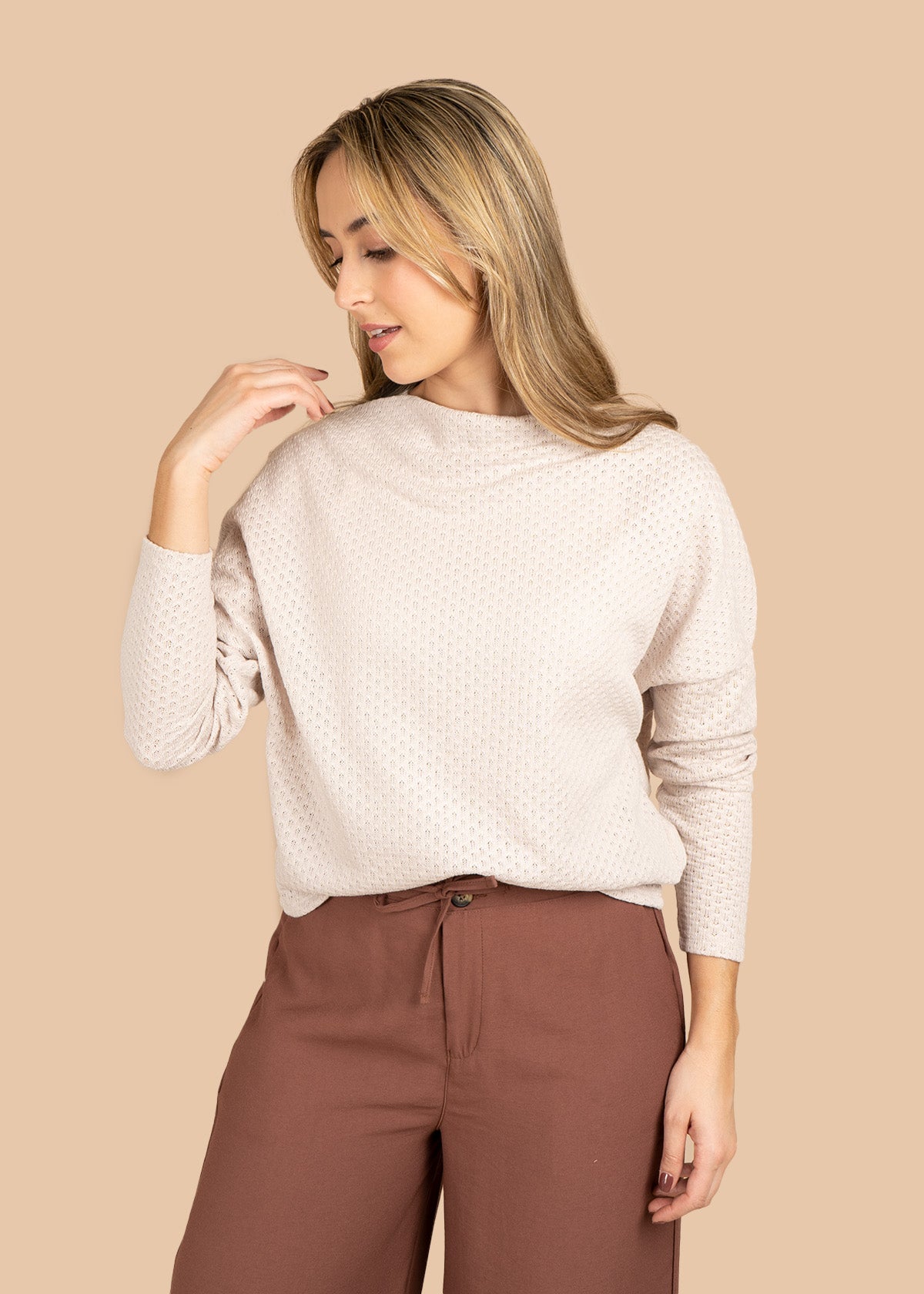 Blusa color beige tejida y manga larga 106389