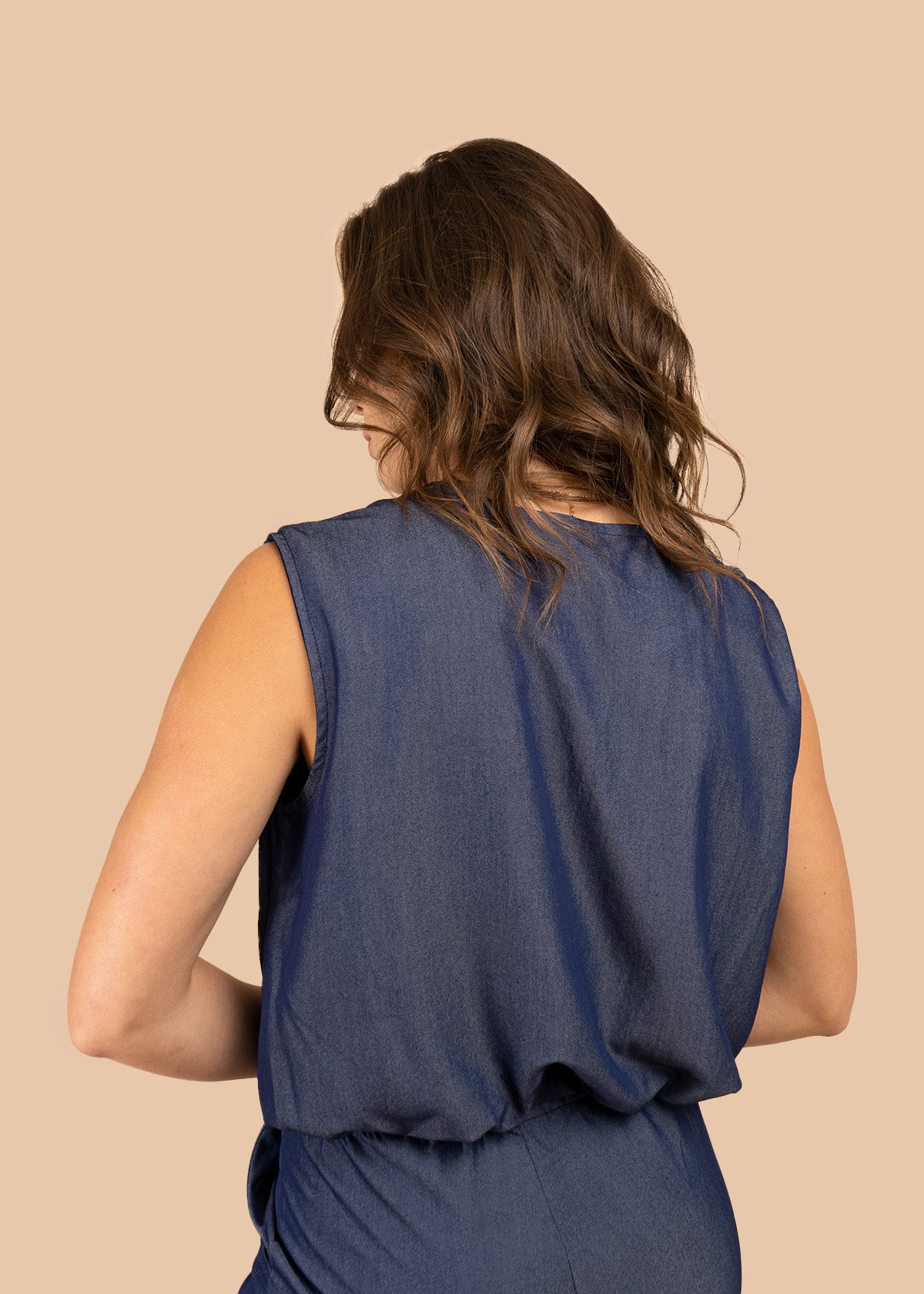 Chaleco color azul con cierre delantero 106390